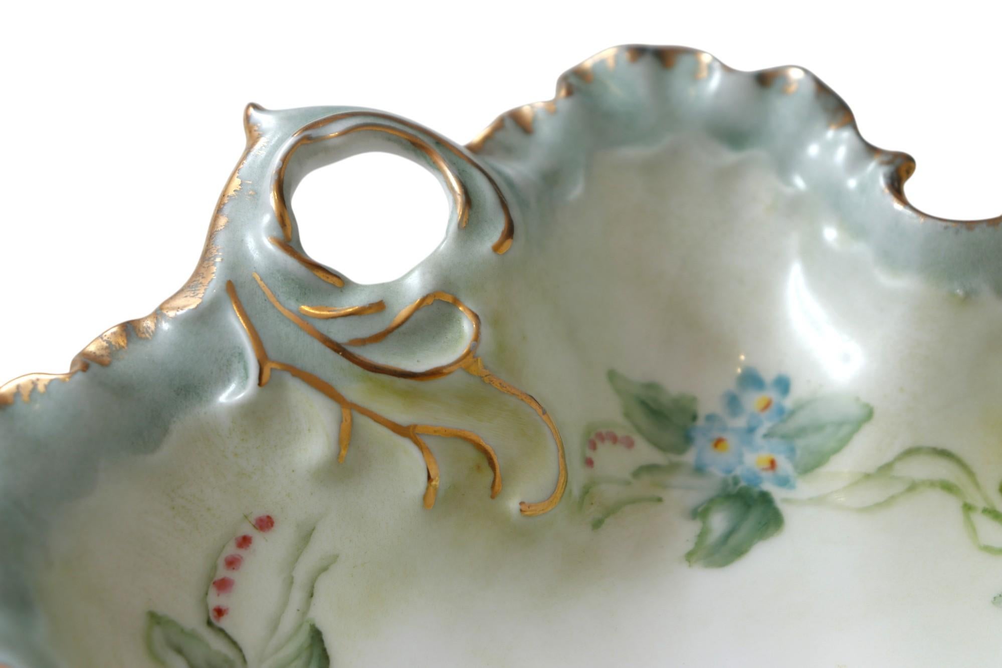 20ième siècle Plat en céramique Rocaille peint à la main en vente