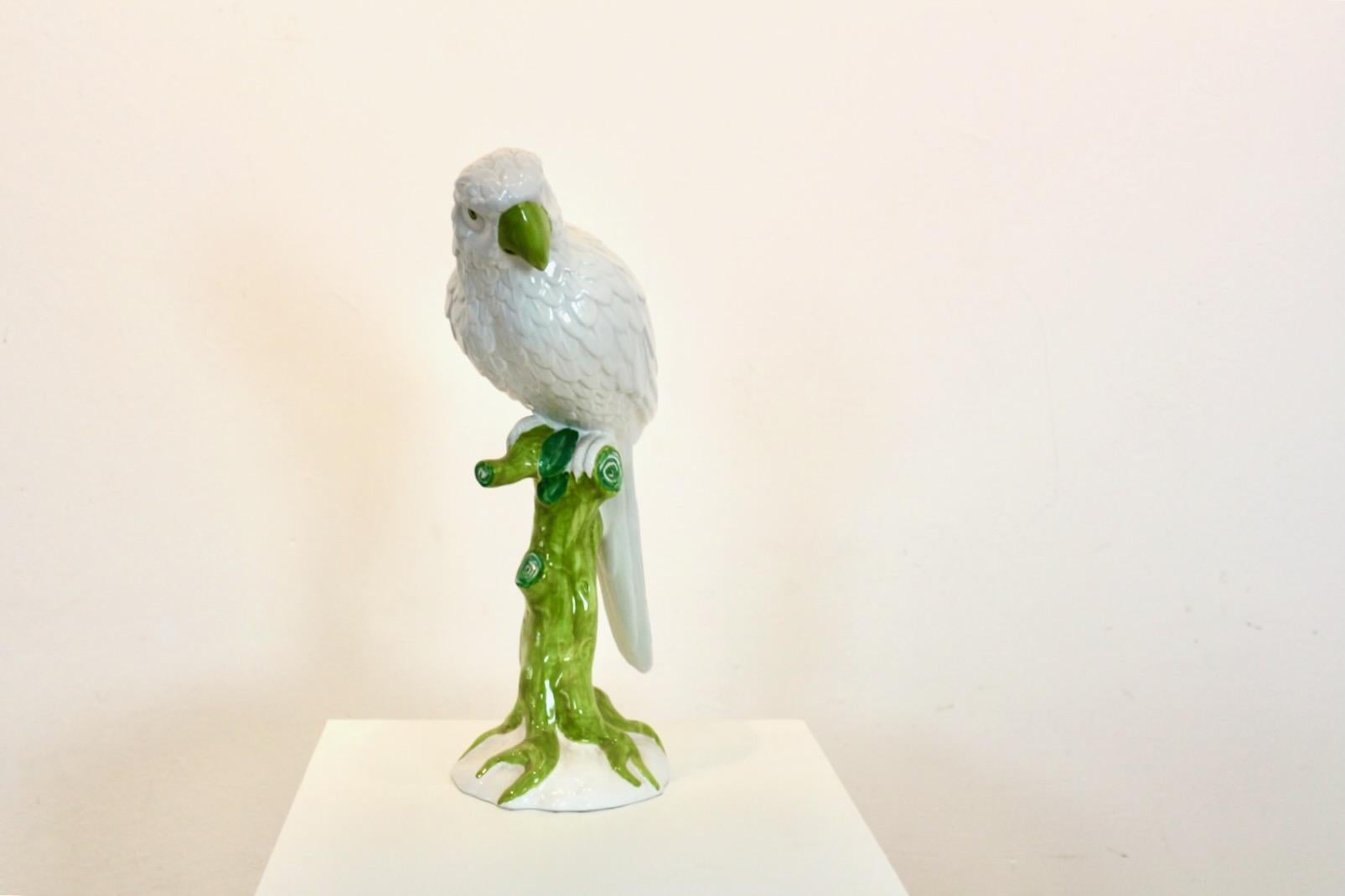Exemple frappant de l'art de la céramique italienne du milieu du siècle, cette sculpture de perroquet de Ronzan illustre l'artisanat raffiné et le design expressif qui ont fait la renommée des frères Ronzan. Mesurant 34 cm de haut, le perroquet est