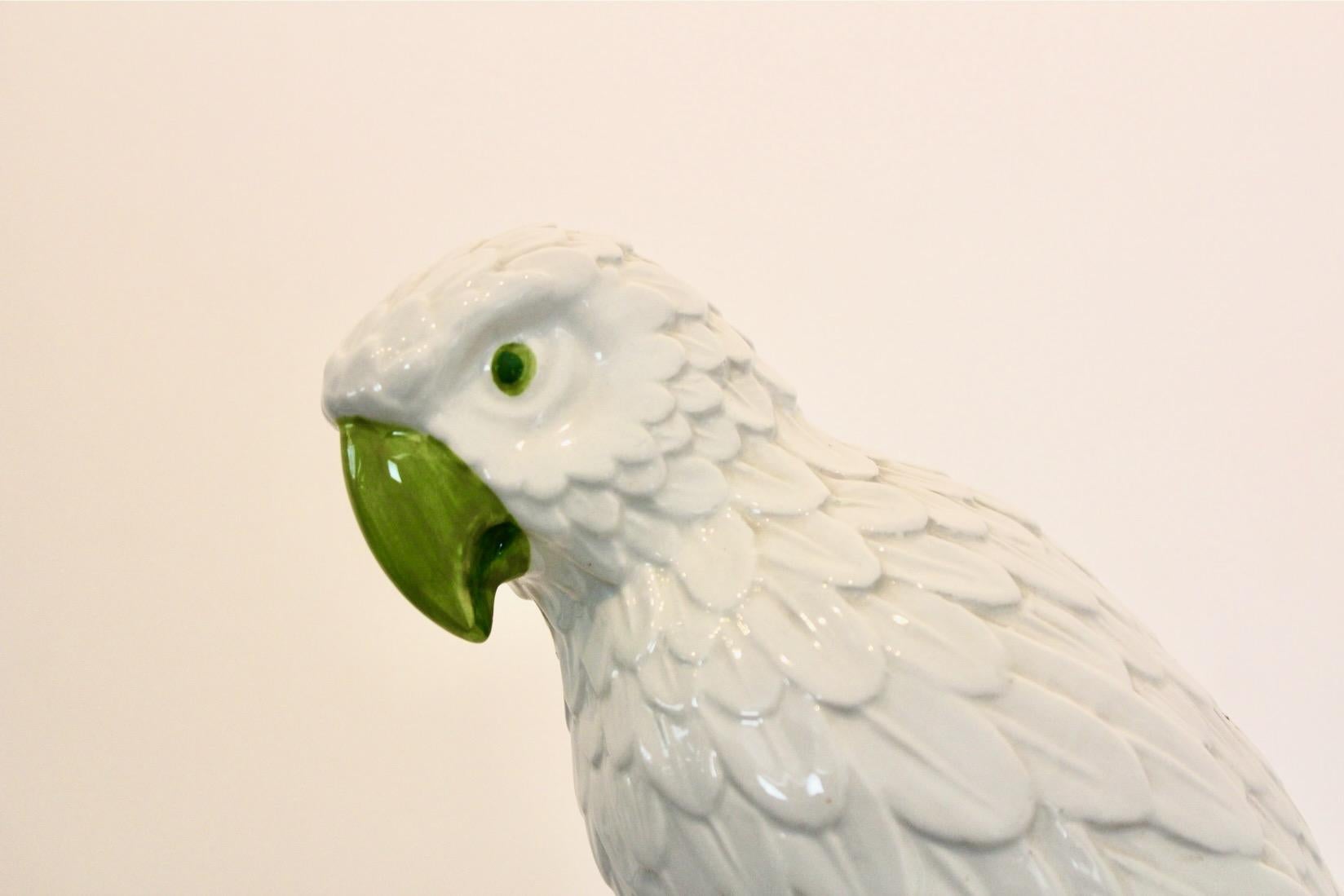 Mid-Century Modern Sculpture de perroquet en céramique italienne peinte à la main Ronzan en vente