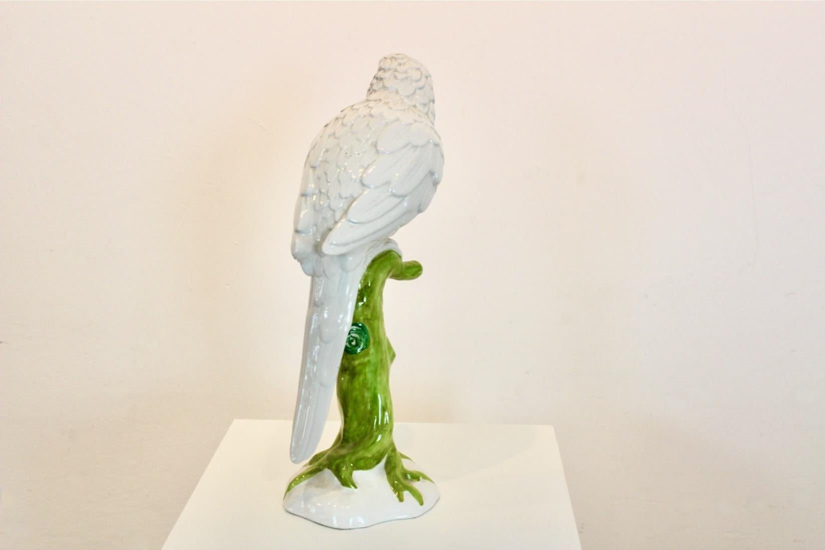 20ième siècle Sculpture de perroquet en céramique italienne peinte à la main Ronzan en vente