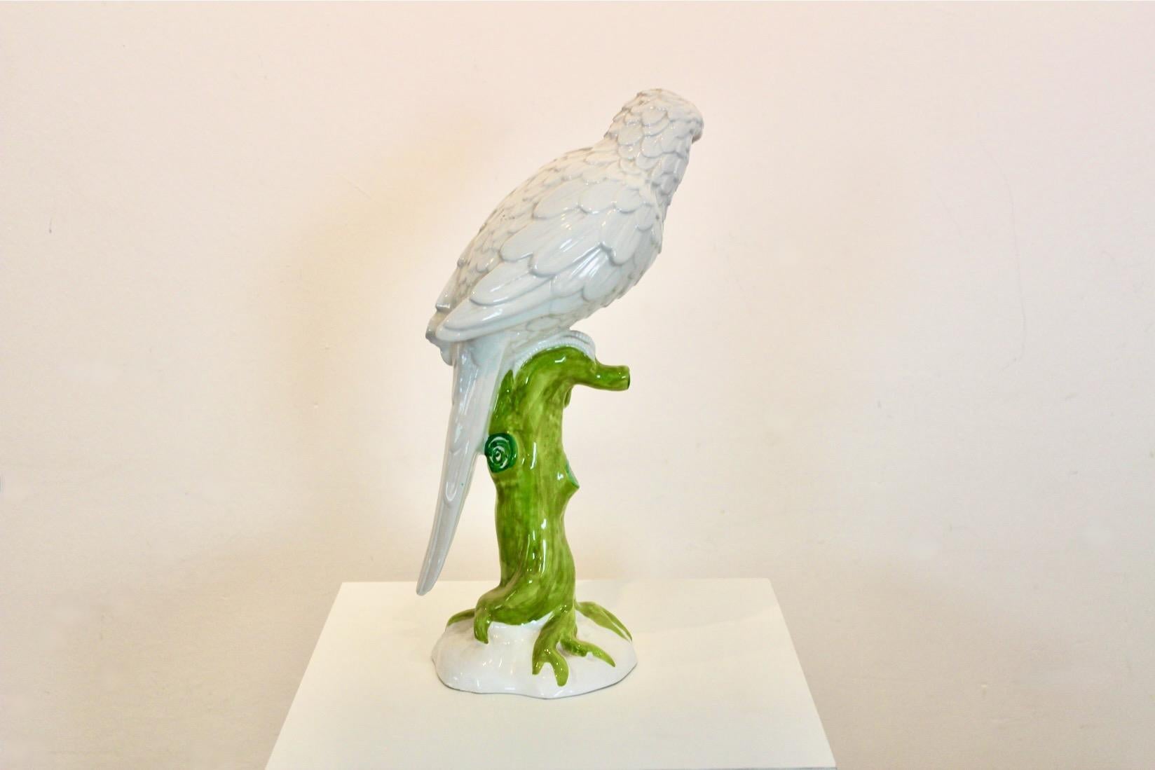 Céramique Sculpture de perroquet en céramique italienne peinte à la main Ronzan en vente
