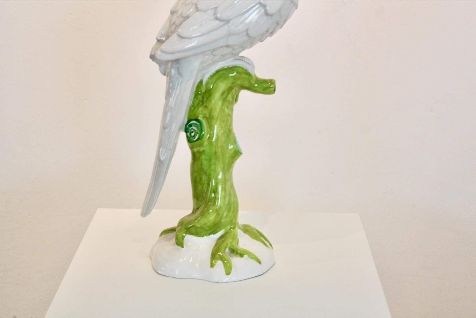 Sculpture de perroquet en céramique italienne peinte à la main Ronzan en vente 1