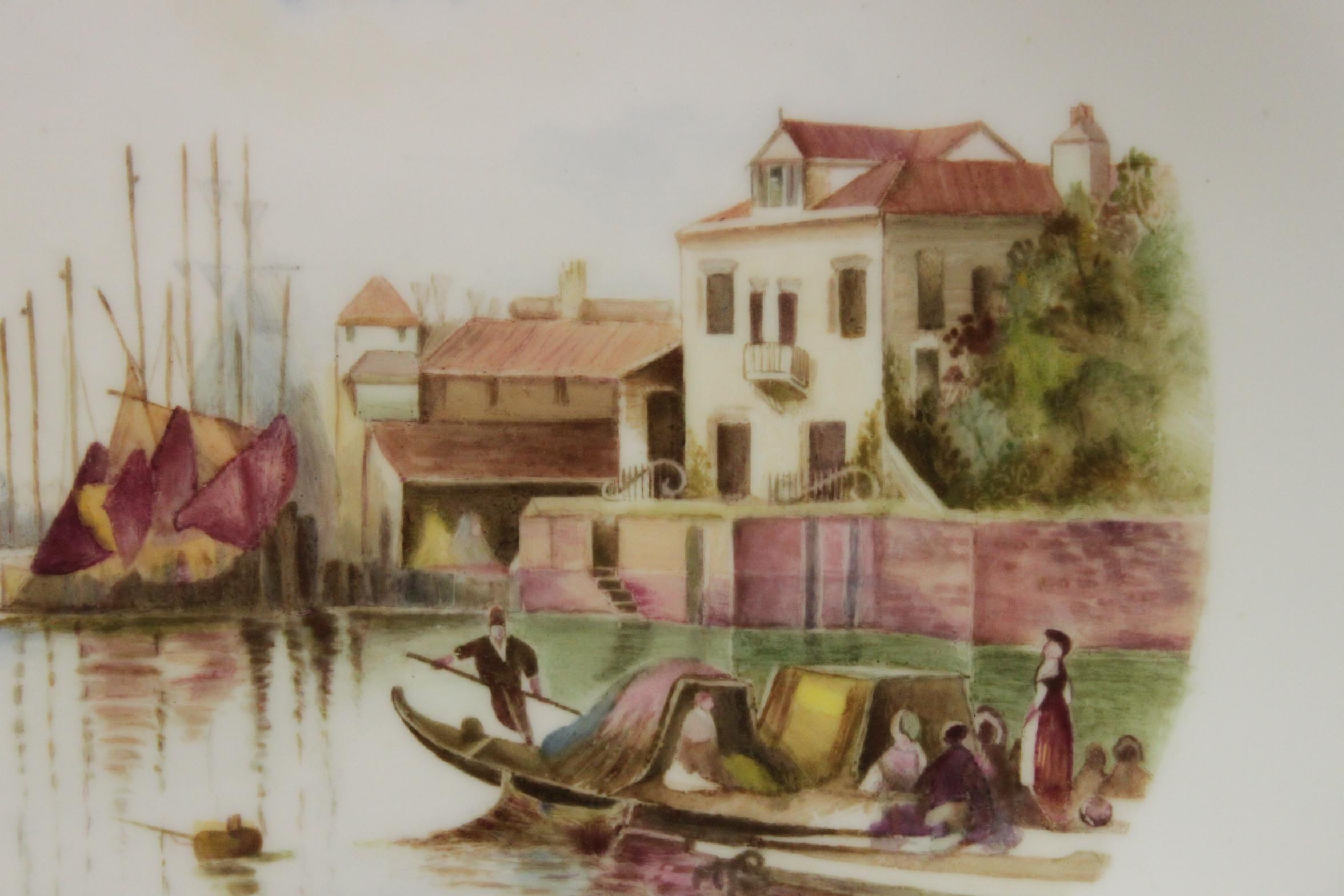 Cette assiette Royal Worcester est décorée d'une très belle scène de Venise peinte à la main par Raymond Rushton (1886-1956). La scène impressionniste représente des gondoles et de petits voiliers dans un petit port tranquille de Venise, avec des