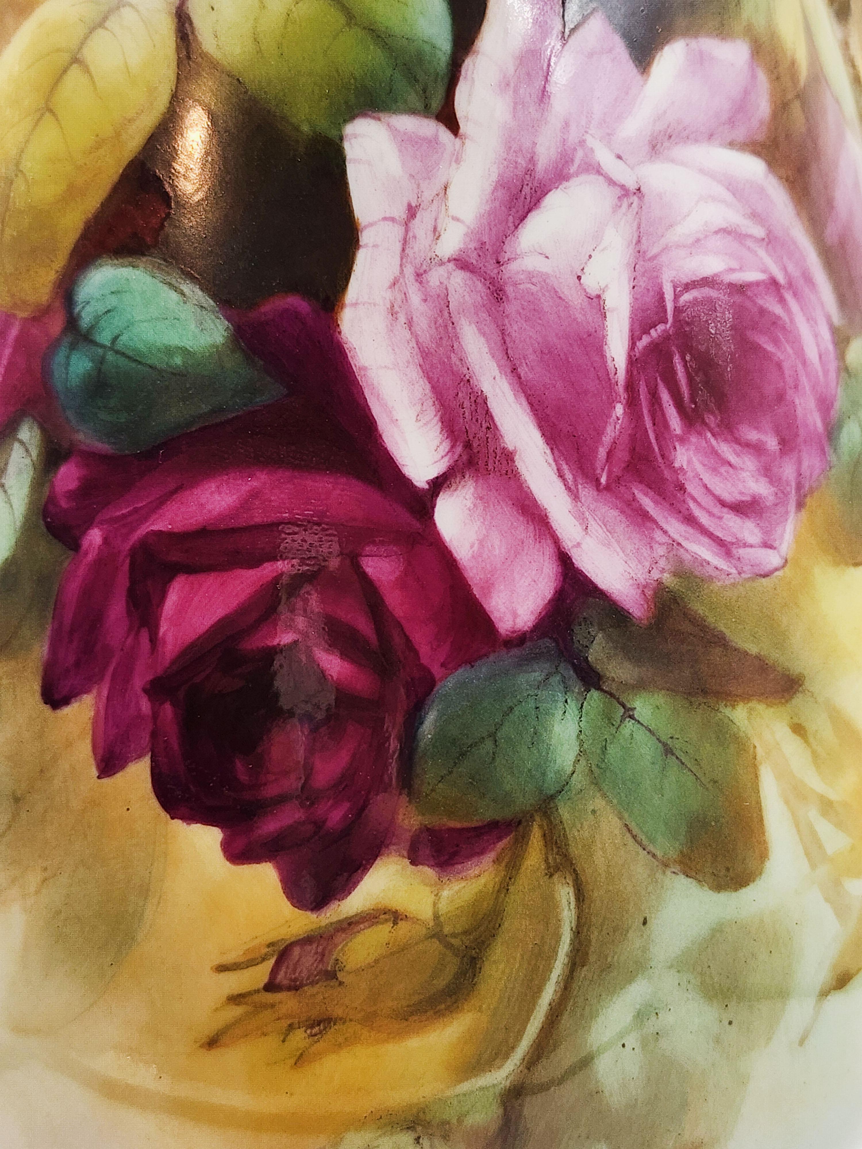 Vase Royal Worcester peint à la main avec la signature de l'artiste.
Magnifique vase en porcelaine dans des tons chauds, avec des roses peintes à la main et un fond et un couvercle dorés. Signé par l'artiste sur le côté et tamponné sur le fond de la