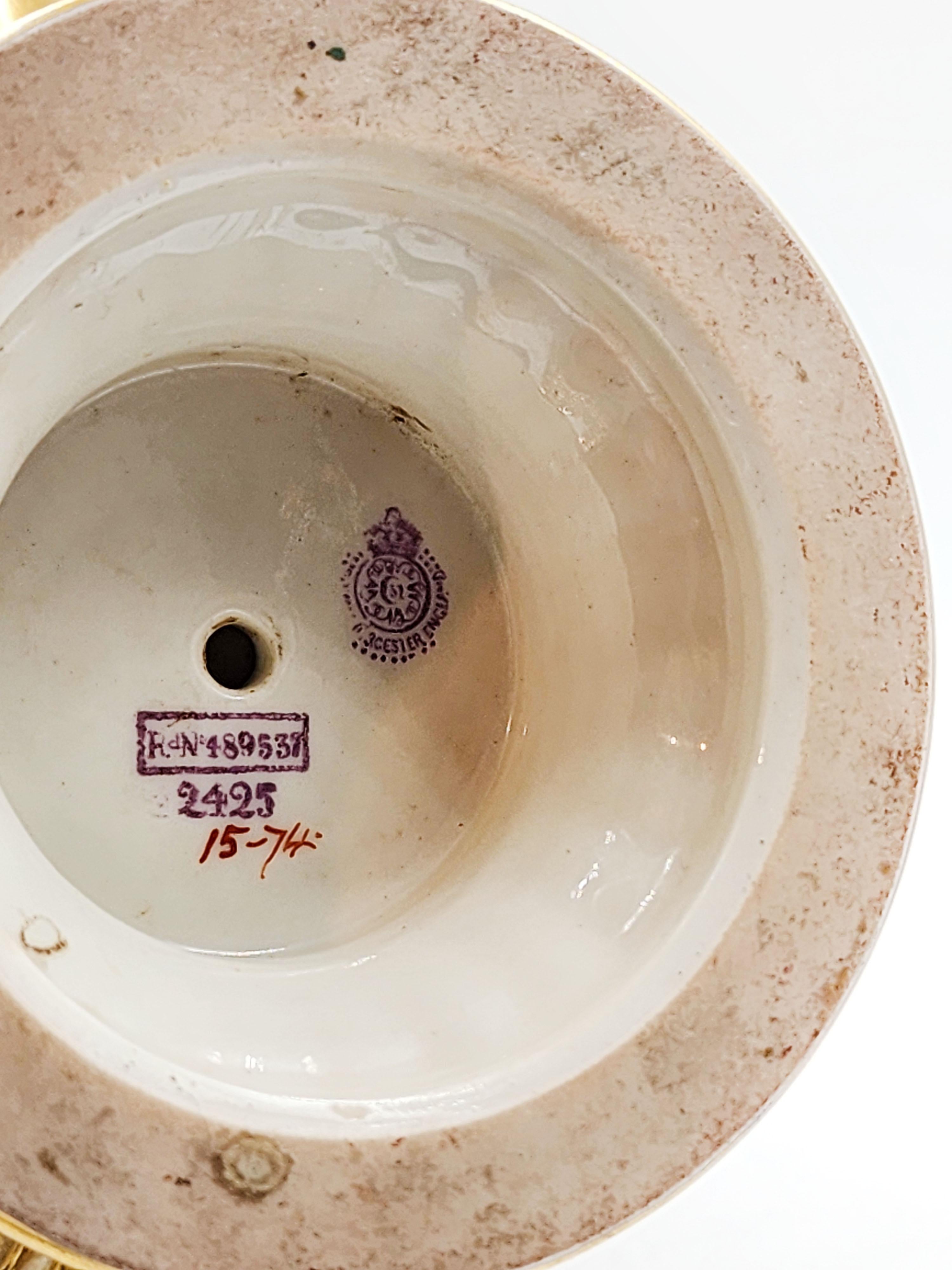 Art nouveau Vase Royal Worcester peint à la main avec la signature de l'artiste. en vente