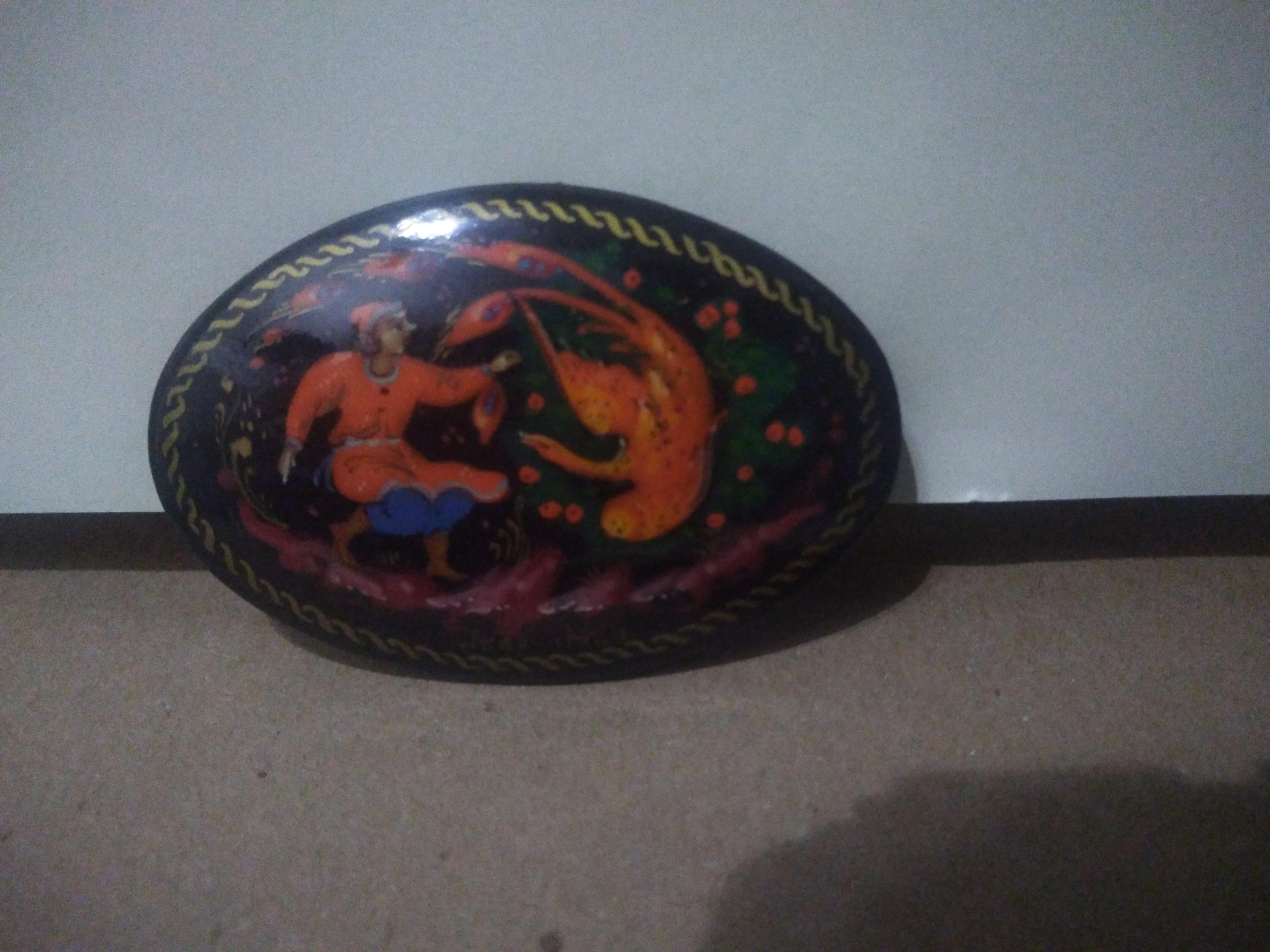 Hand-painted Russian Lacquered Box and pin In Good Condition For Sale In Pasadena, TX