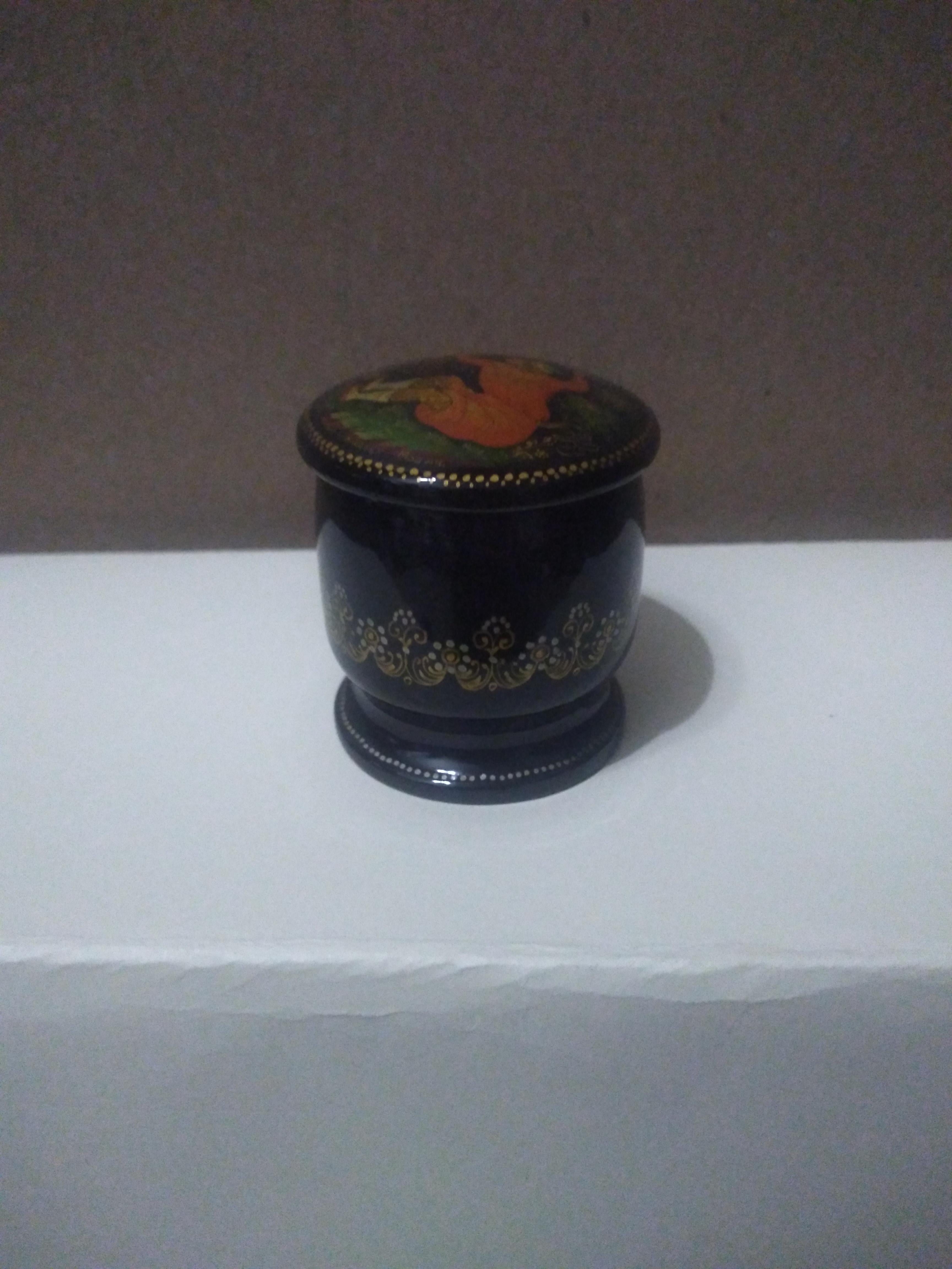 Hand-painted Russian Lacquered Box and pin For Sale 1