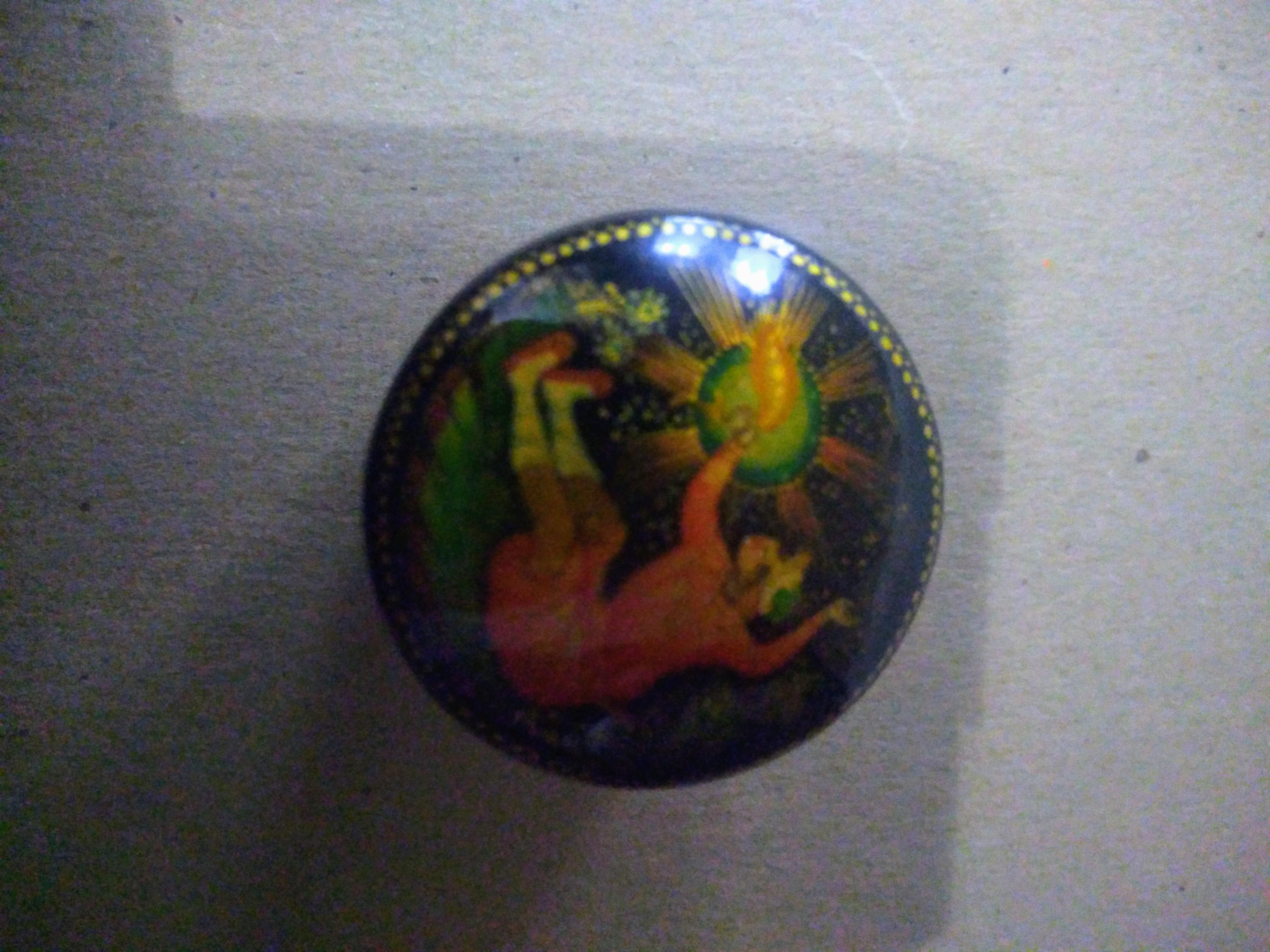 Hand-painted Russian Lacquered Box and pin For Sale 2