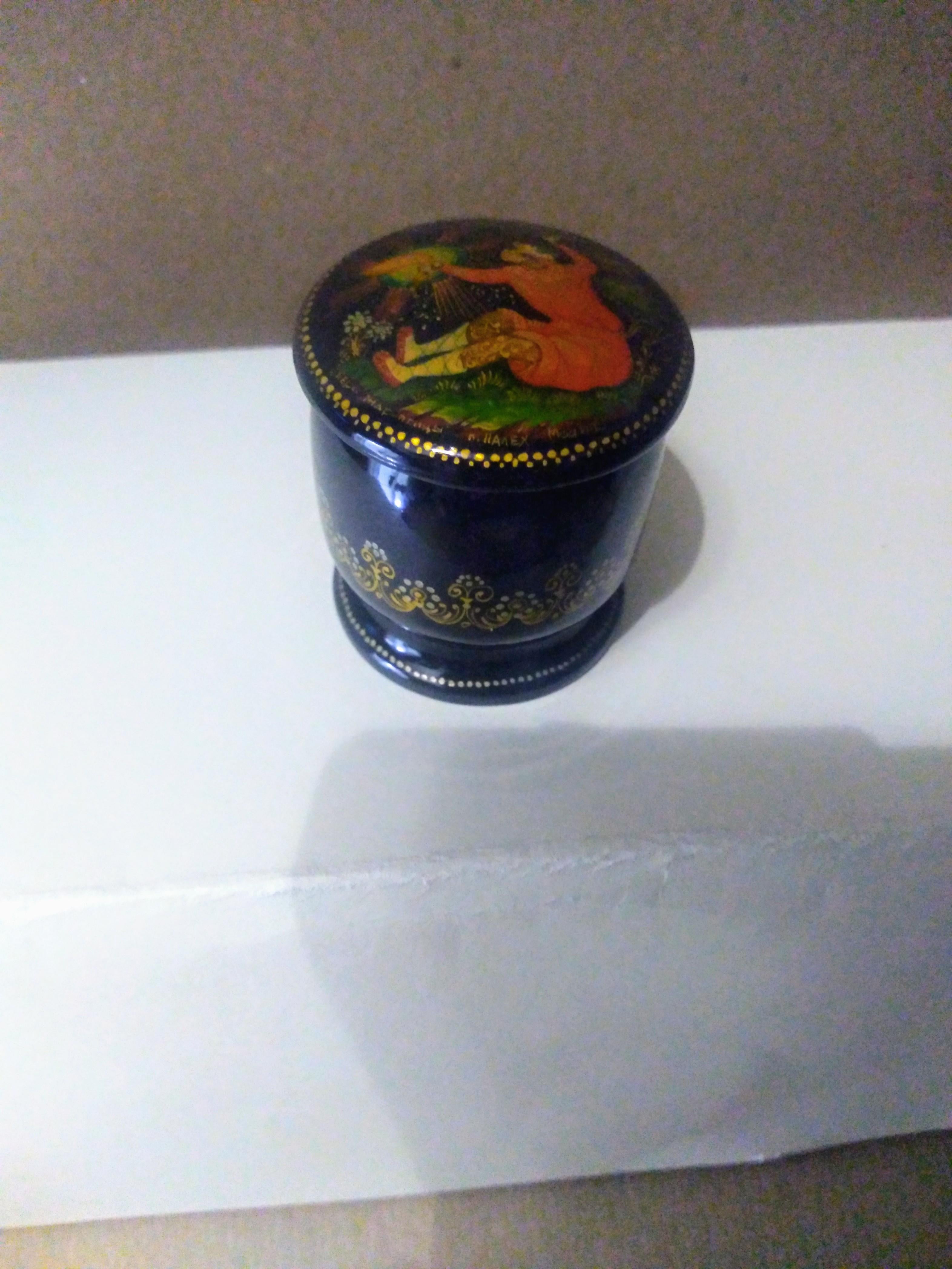 Hand-painted Russian Lacquered Box and pin For Sale 3