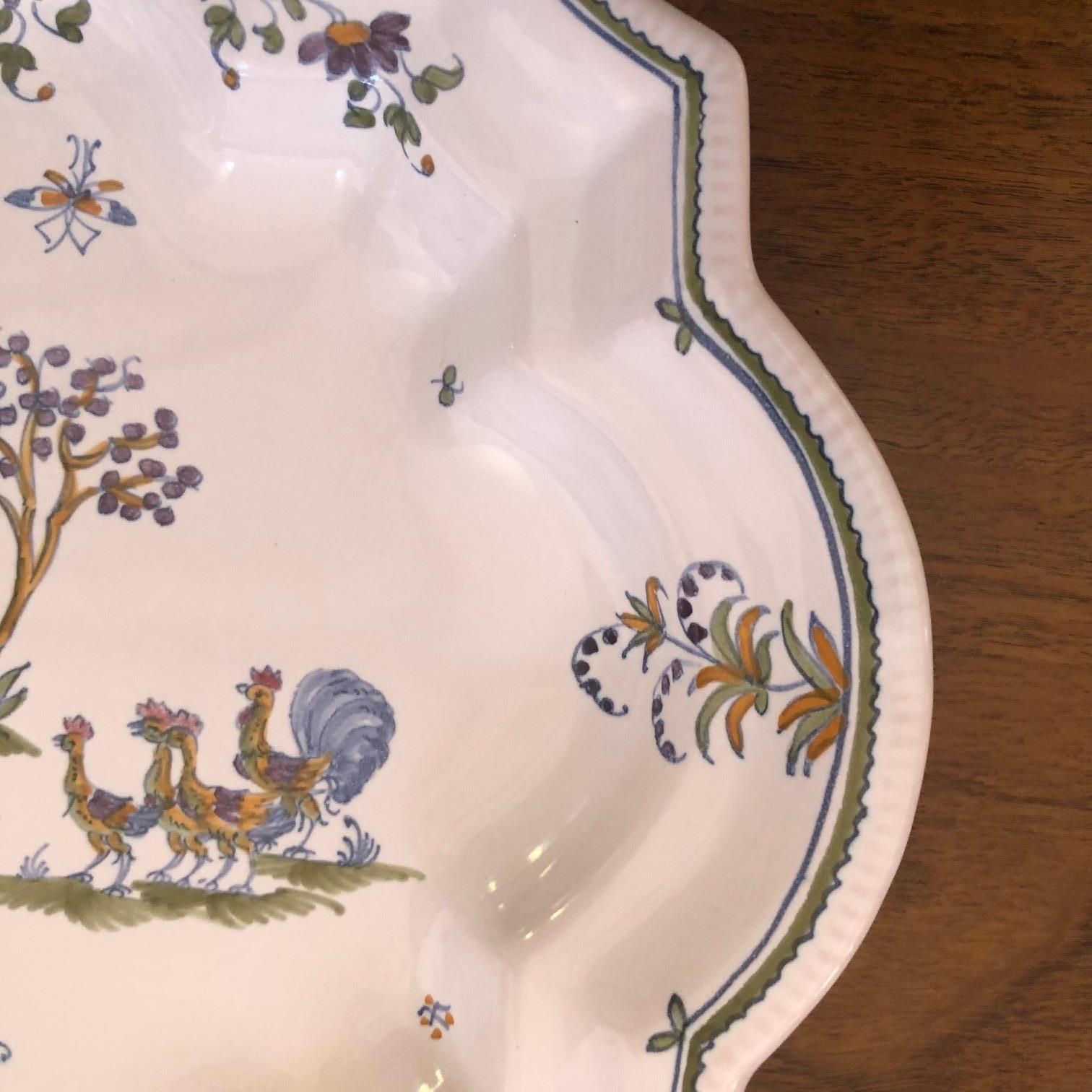 Hand Painted Scalloped Moustiers Faïence Bowl In Excellent Condition For Sale In Greenwich, CT