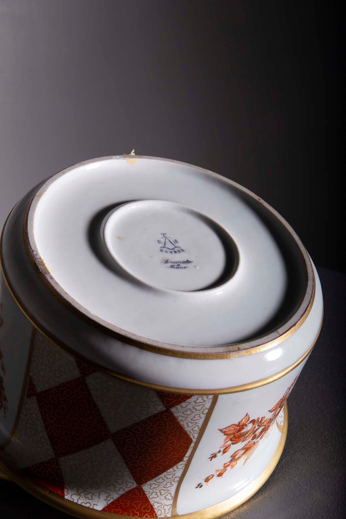 Jarre à biscuits en porcelaine de Sèvres peinte à la main avec marquage en vente 1