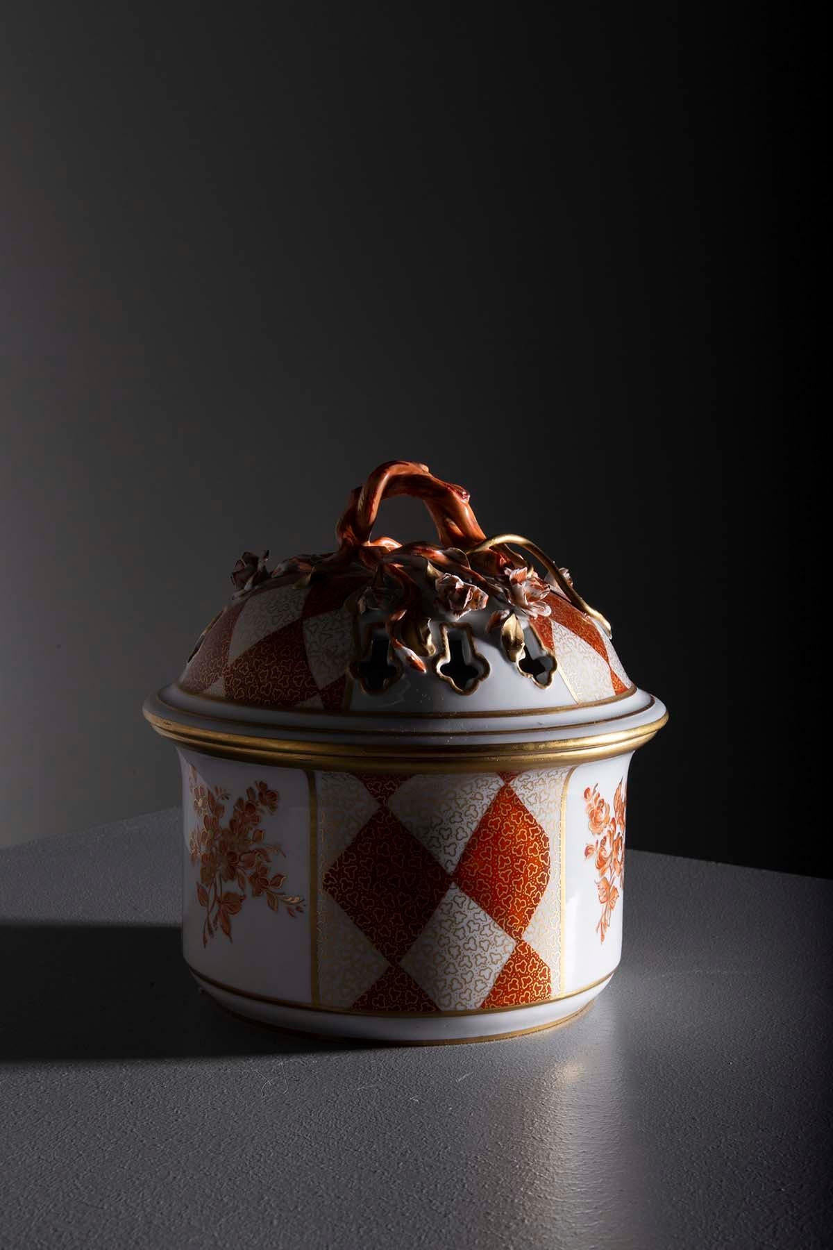 Plongez dans l'art intemporel avec ce pot à biscuits exceptionnel en exquise porcelaine de Sèvres. La marque de Sèvres apposée sur la base confirme son authenticité et son origine de l'une des plus illustres manufactures de porcelaine au monde.
