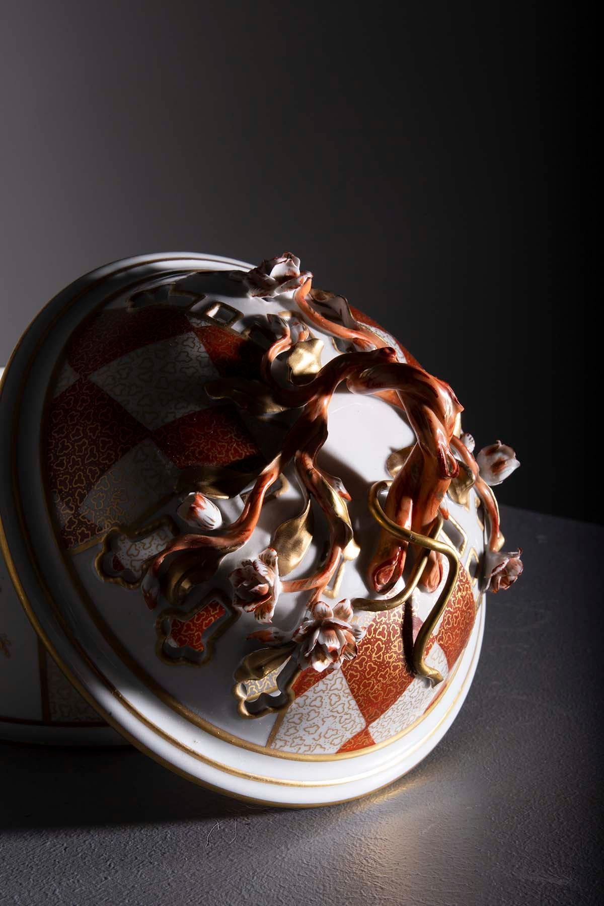 Français Jarre à biscuits en porcelaine de Sèvres peinte à la main avec marquage en vente
