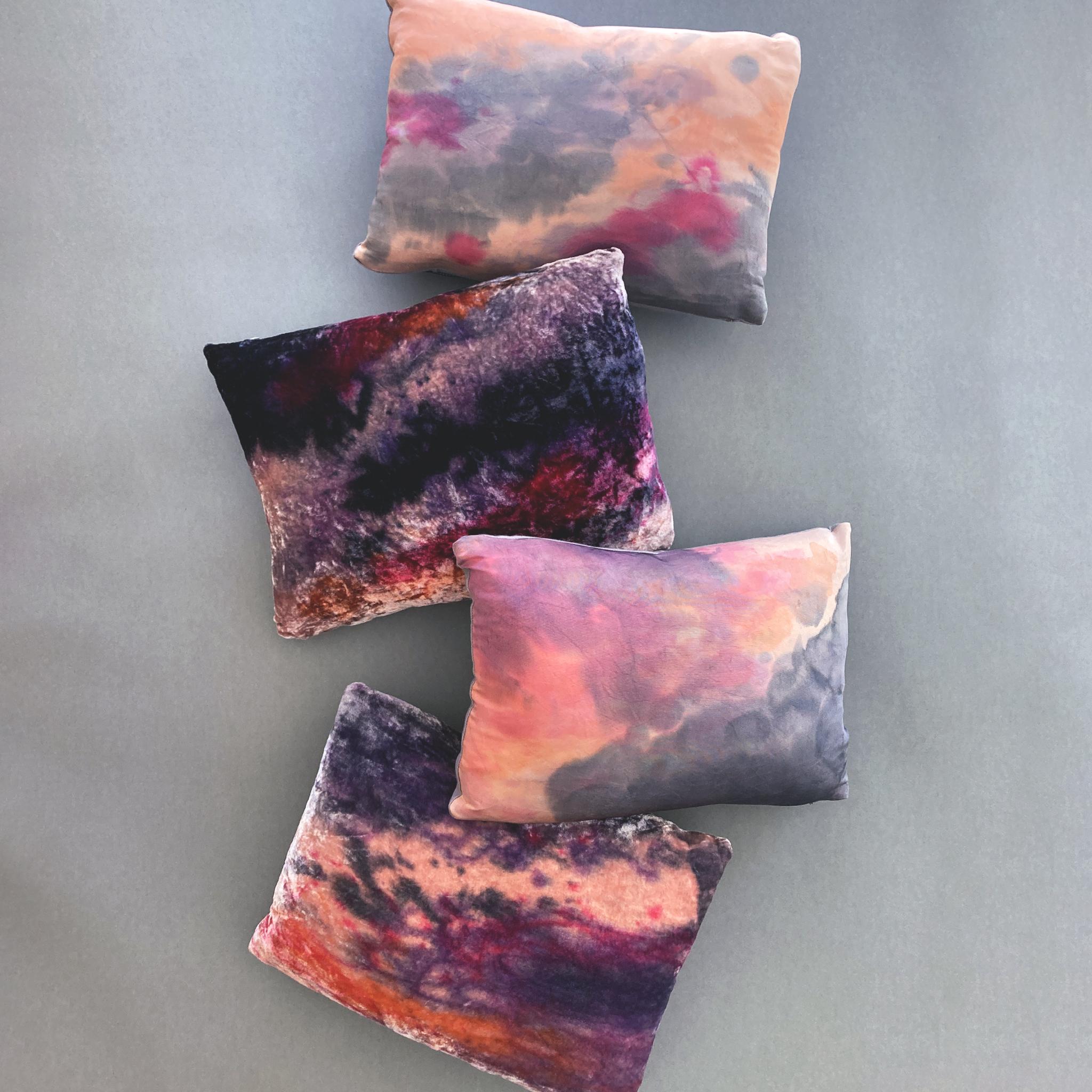 Velours Coussin en velours de soie peint à la main, abstrait n°3, rose lilas et bleu marine  en vente