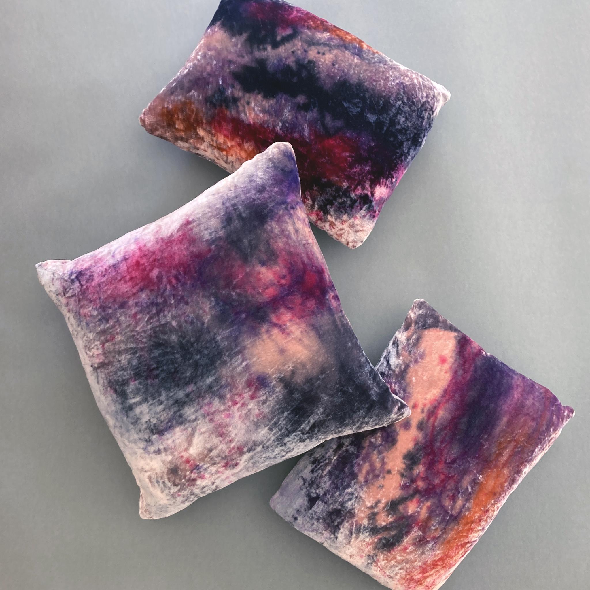 Teint Coussin en velours de soie peint à la main, abstrait n°3, rose lilas et bleu marine  en vente