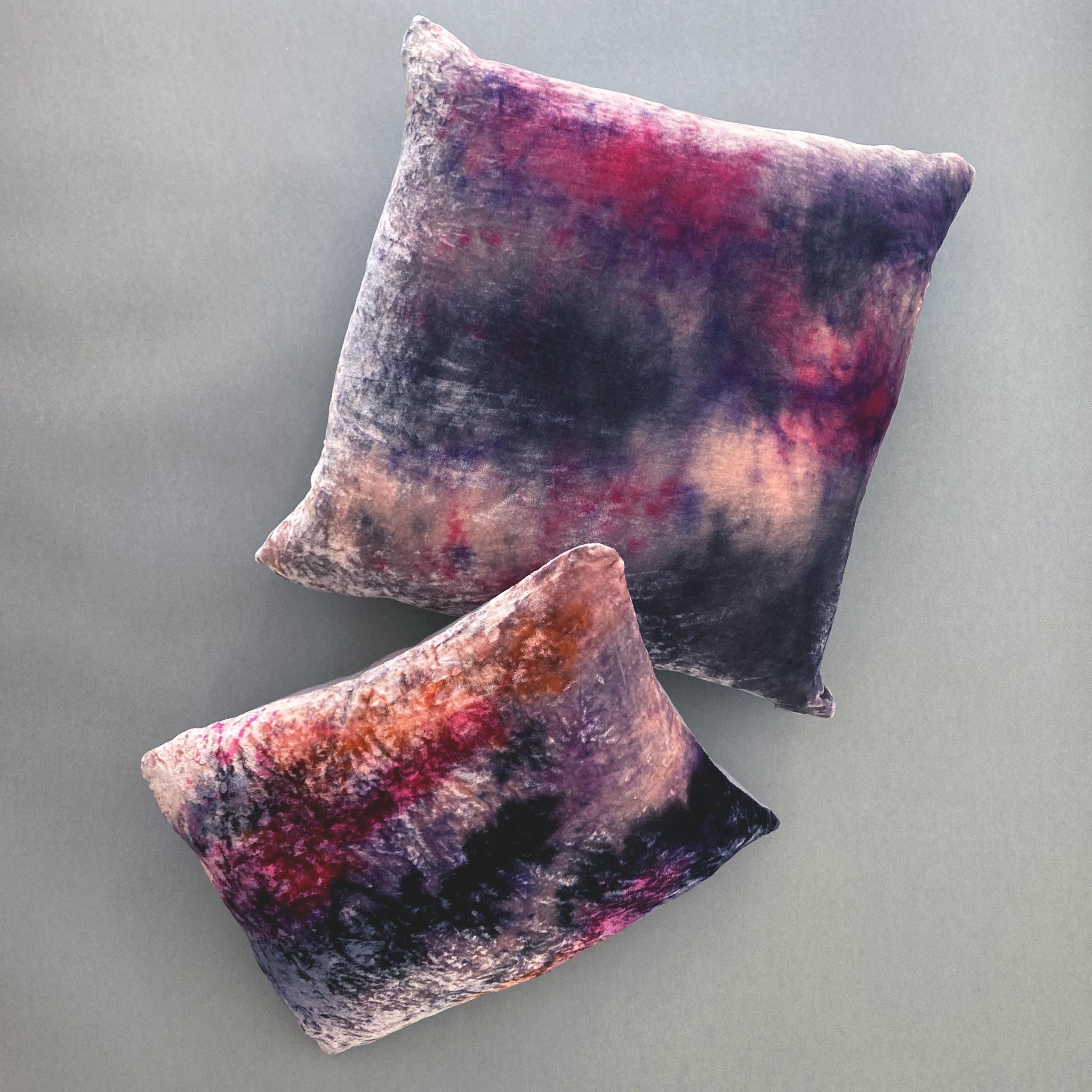 Moderne Coussin en velours de soie peint à la main, abstrait n°3, rose lilas et bleu marine  en vente