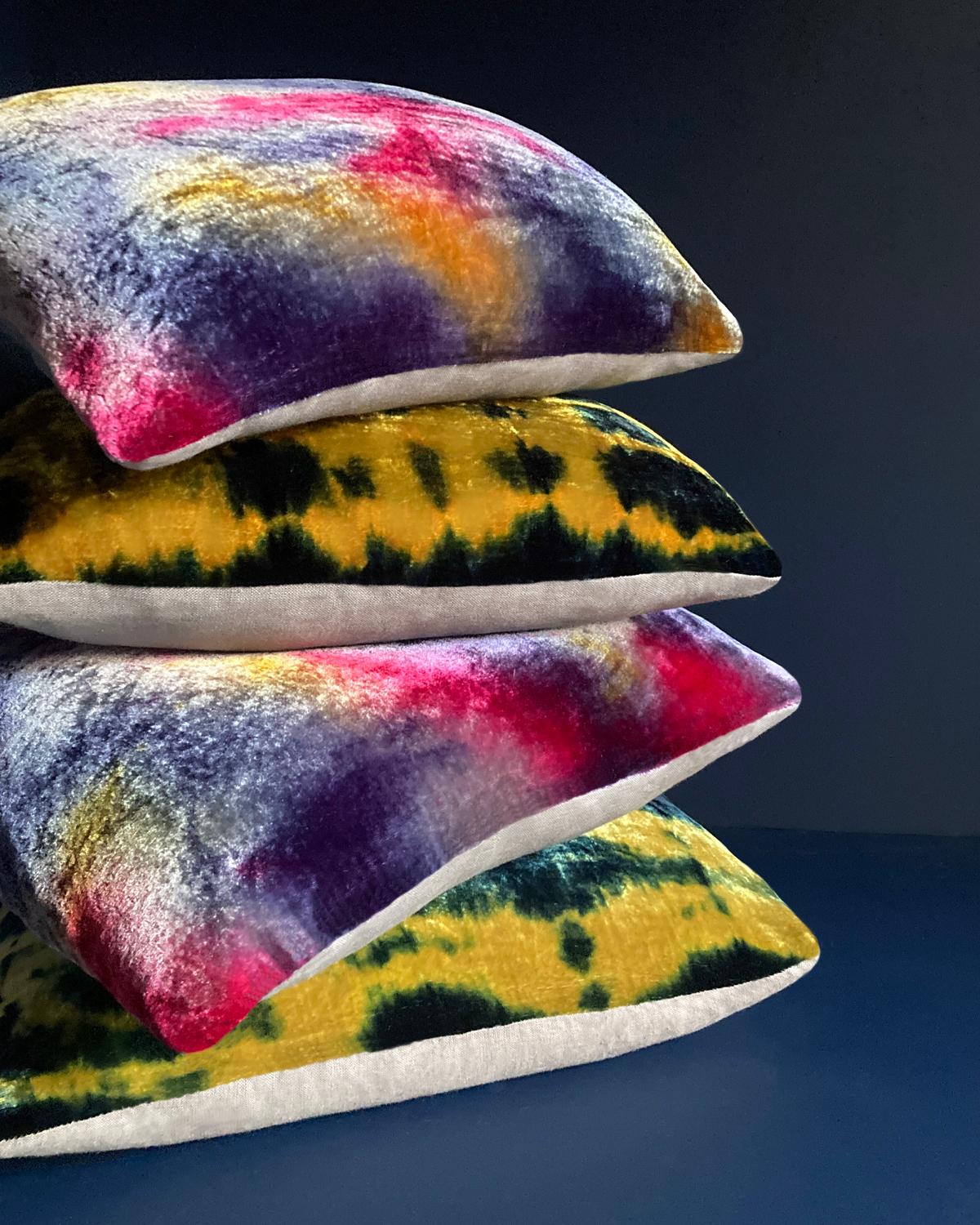 Un vivace cuscino in velluto di seta tinto di blu, magenta, ocra e grigio con un motivo astratto e un supporto in lino grigio. Dipinto e cucito a mano a New York, inserto per cuscino in piuma d'oca prodotto localmente a NYC. Il cuscino misura 12 x