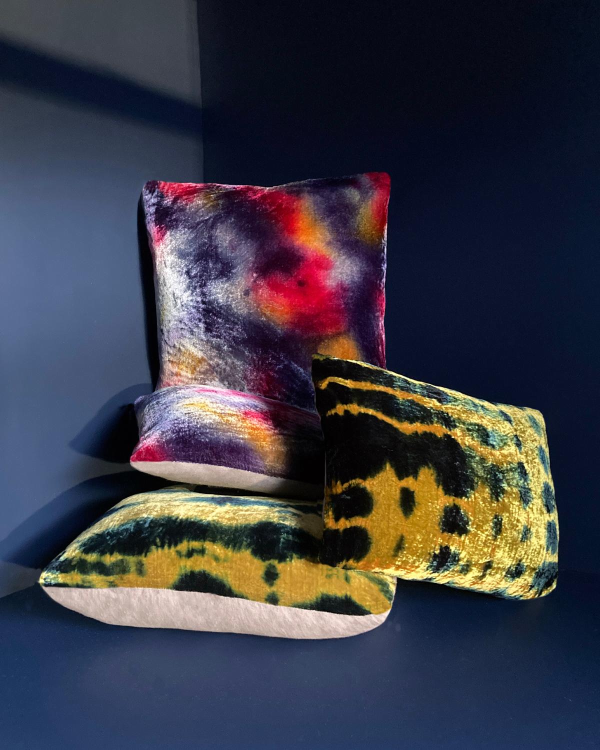 Tinto Cuscino in velluto di seta dipinto a mano, Crepuscolo astratto, 12 x 16 in vendita