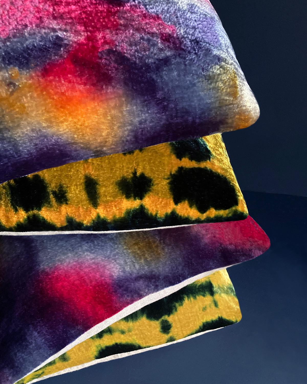 Cuscino in velluto di seta dipinto a mano, Crepuscolo astratto, 18 x 18 In condizioni Nuovo in vendita a New York, NY