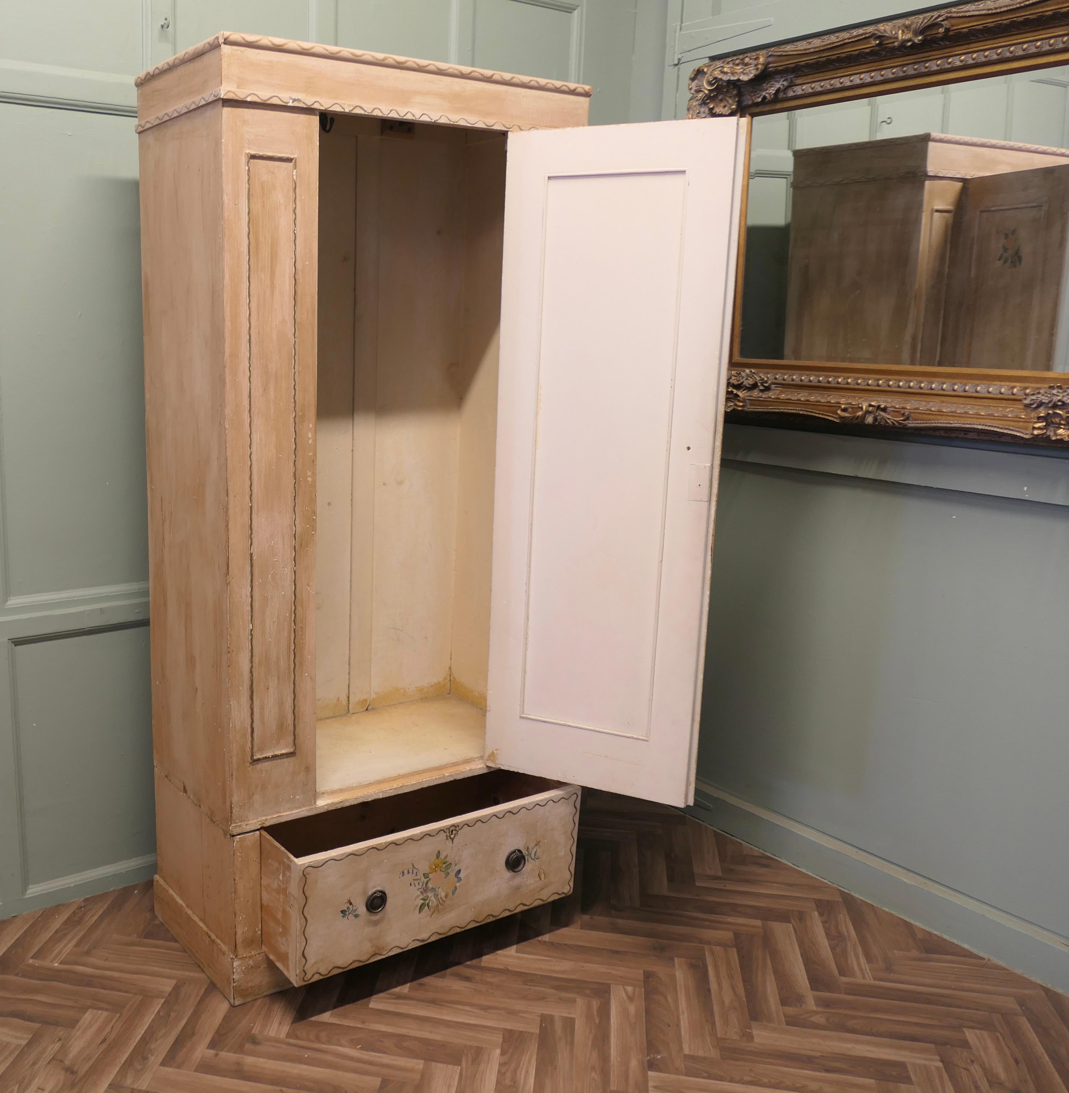 Arte popolare Armadio singolo dipinto a mano e decorato con fiori  Un buon armadio singolo in vendita