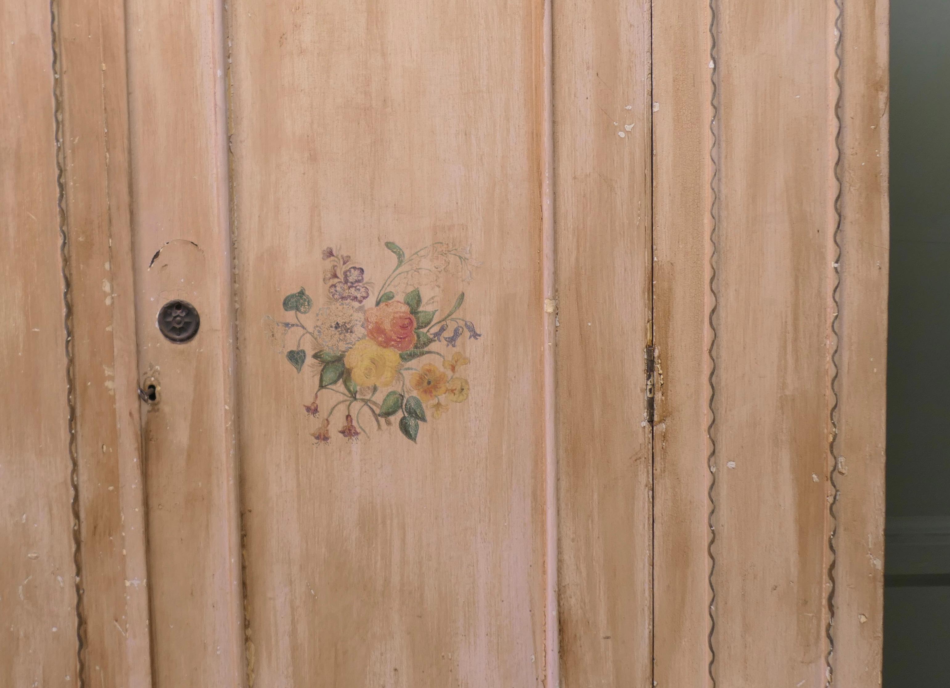 Armadio singolo dipinto a mano e decorato con fiori  Un buon armadio singolo In condizioni buone in vendita a Godshill, Isle of Wight