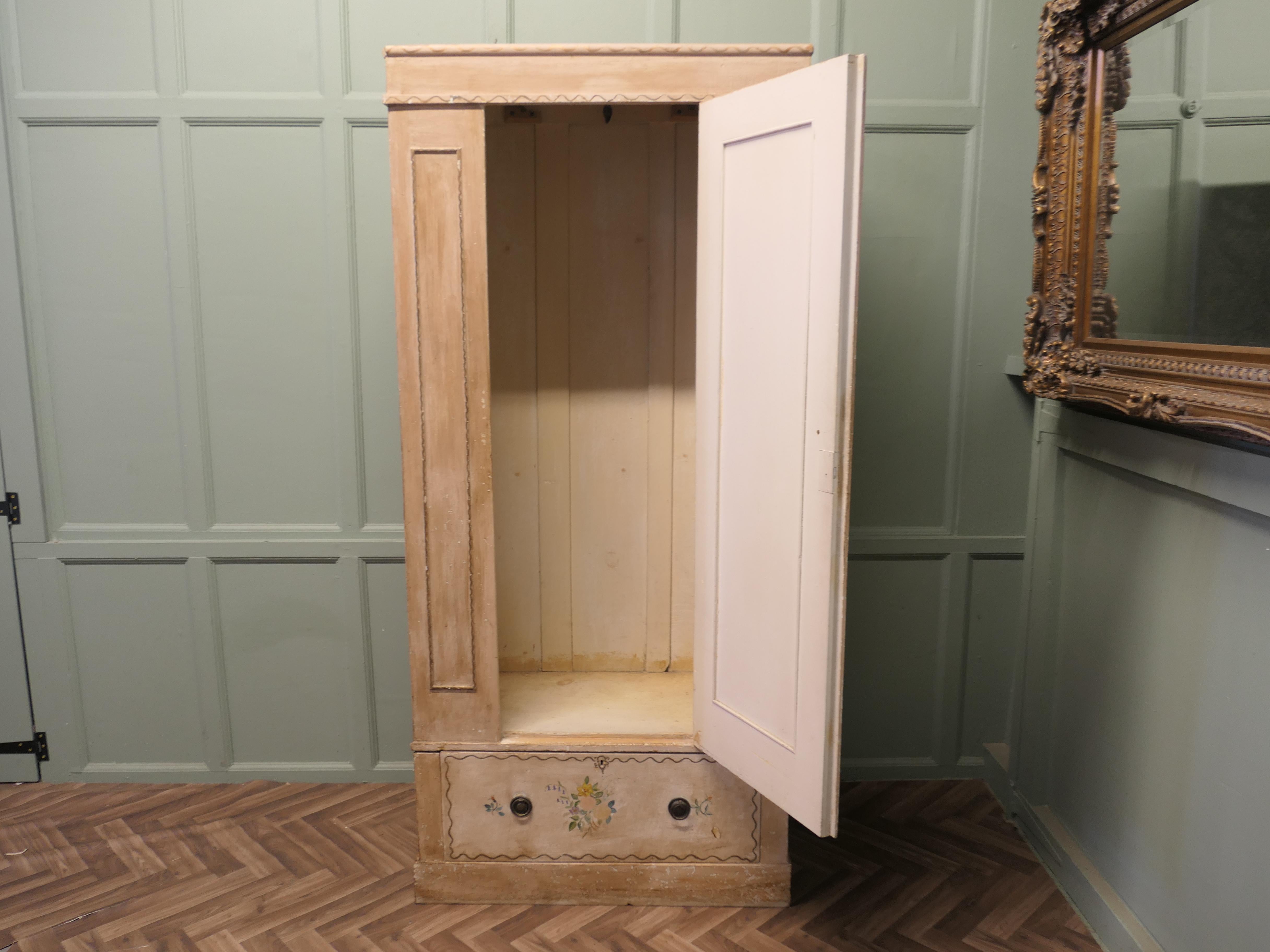 Inizio XX secolo Armadio singolo dipinto a mano e decorato con fiori  Un buon armadio singolo in vendita