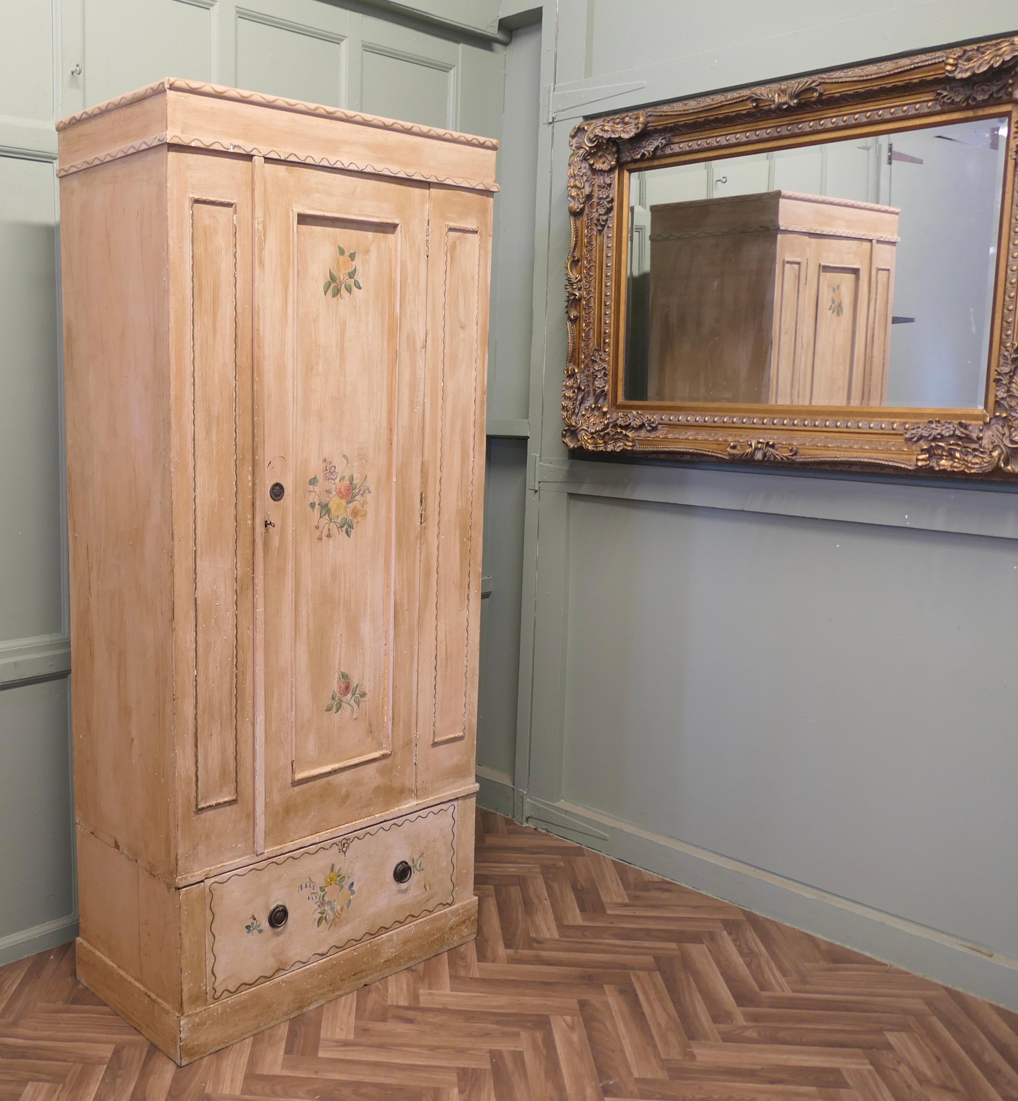 Pino Armadio singolo dipinto a mano e decorato con fiori  Un buon armadio singolo in vendita