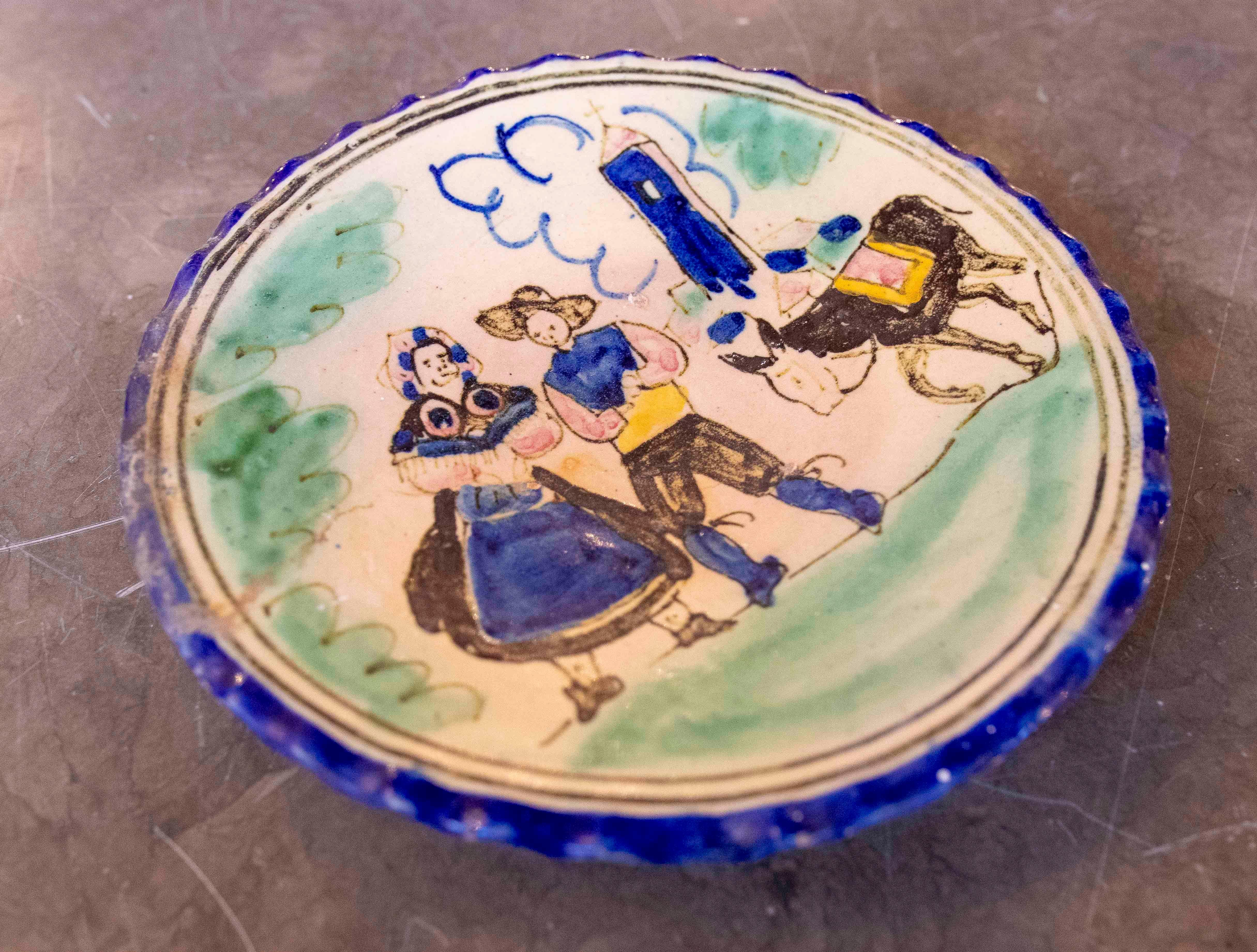 Vernissé Assiette décorative espagnole peinte à la main représentant le pont de l'archevêque émaillée en vente