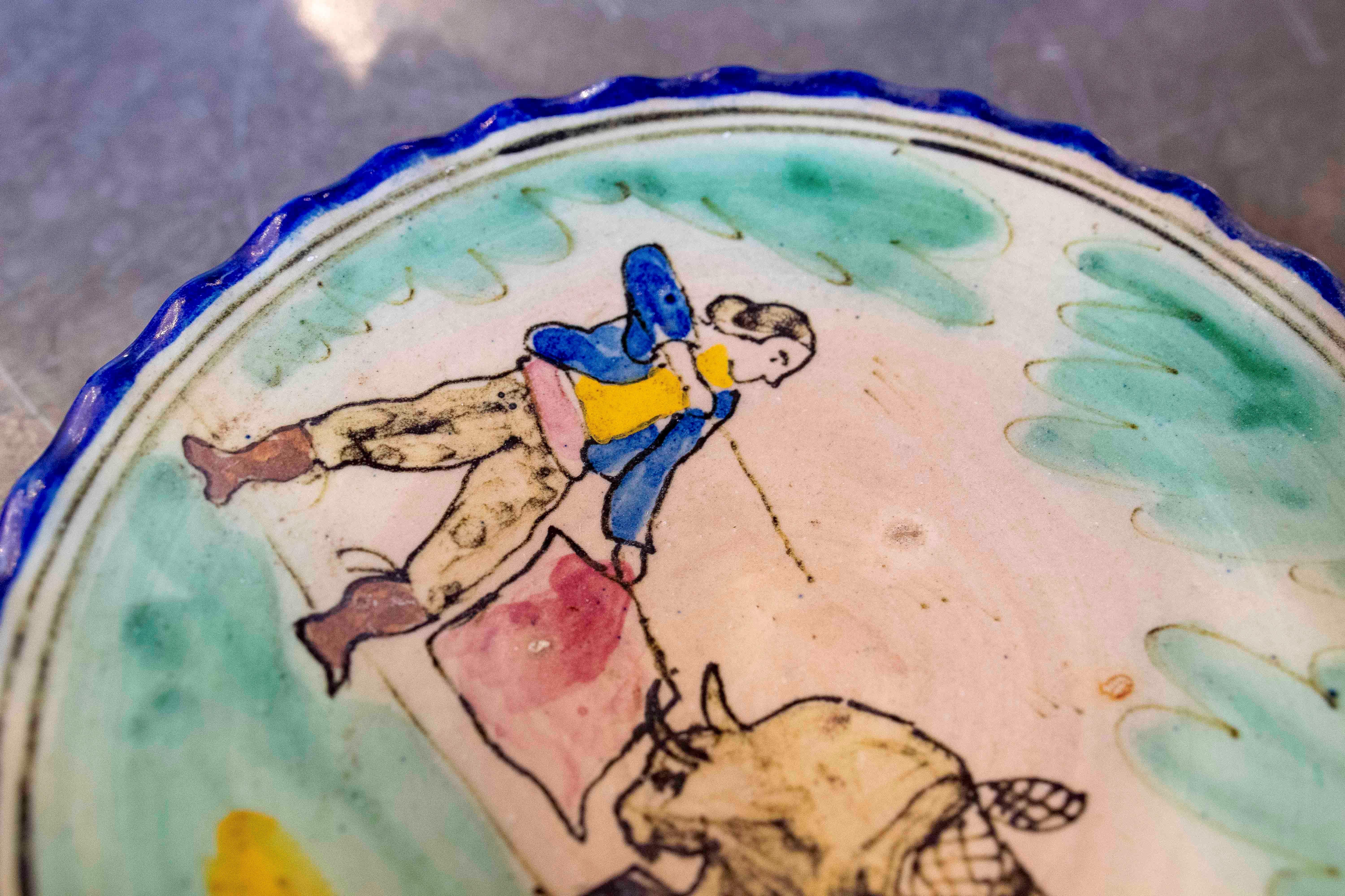 Plato Decorativo Español Pintado a Mano del Puente del Arzobispo Esmaltado siglo XX en venta