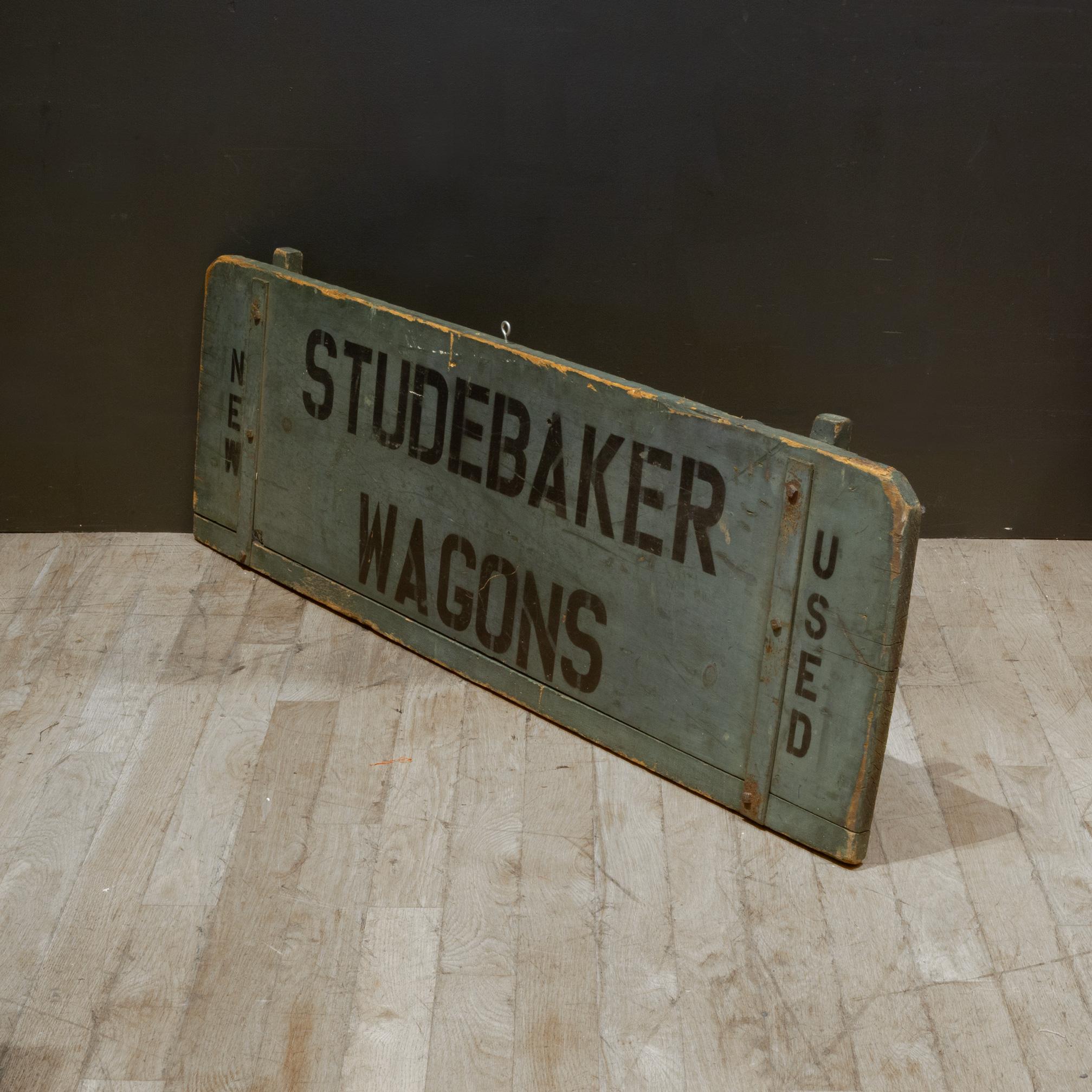 CIRCA

Un'insegna originale di Studebaker dipinta a mano in legno, proveniente da un negozio di carri degli anni Trenta. Con la scritta 