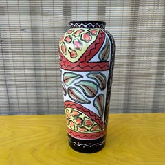 Jarrón de cerámica de taller pintado a mano por The Uncedo Project, Sudáfrica. Fechado en 2002