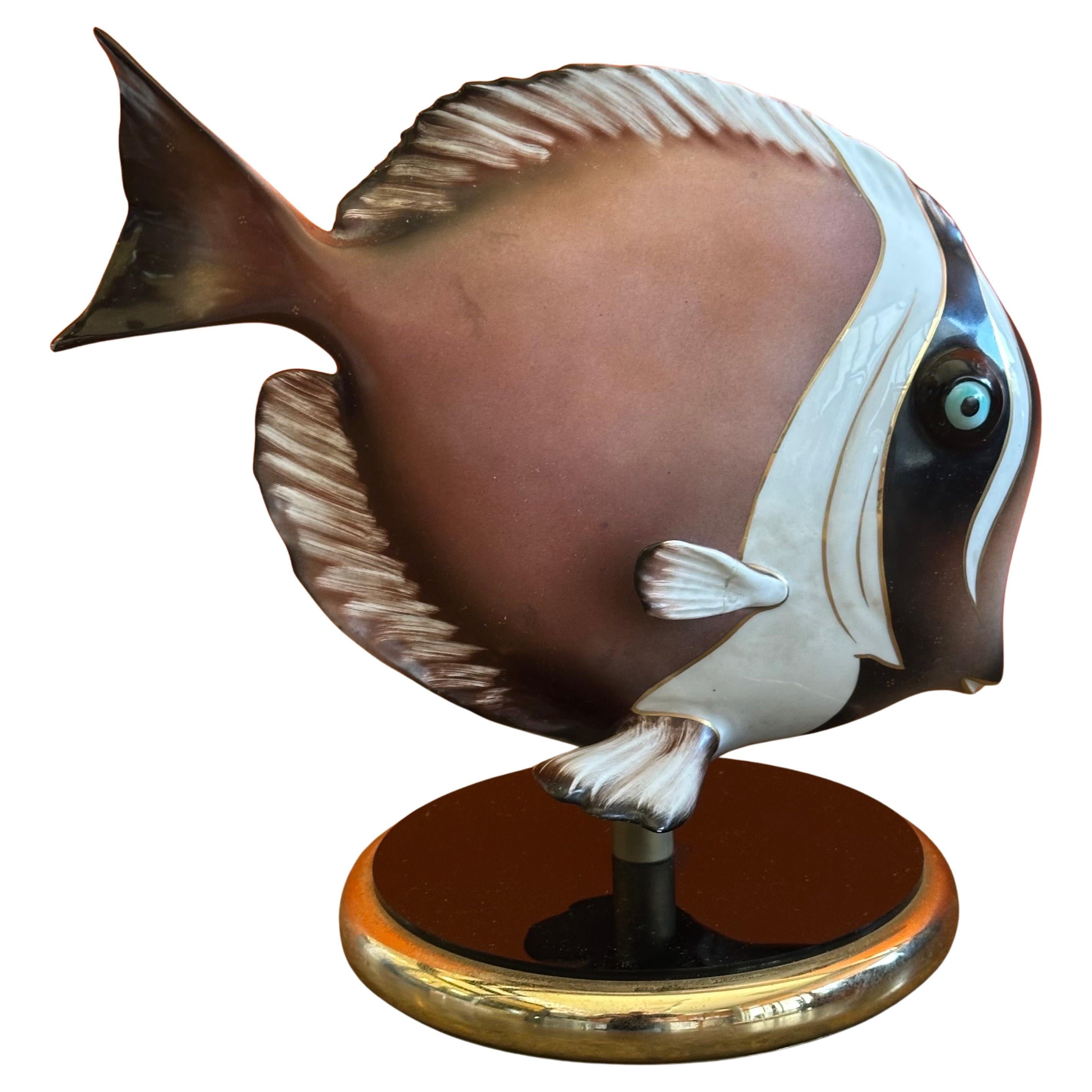 Exceptionnelle sculpture de poisson stylisé en porcelaine peinte à la main, conçue par Giulia Mangani pour Oggetti, vers les années 1980. La pièce est multicolore avec un fond brunâtre et une attention étonnante aux détails. La pièce est en bon état