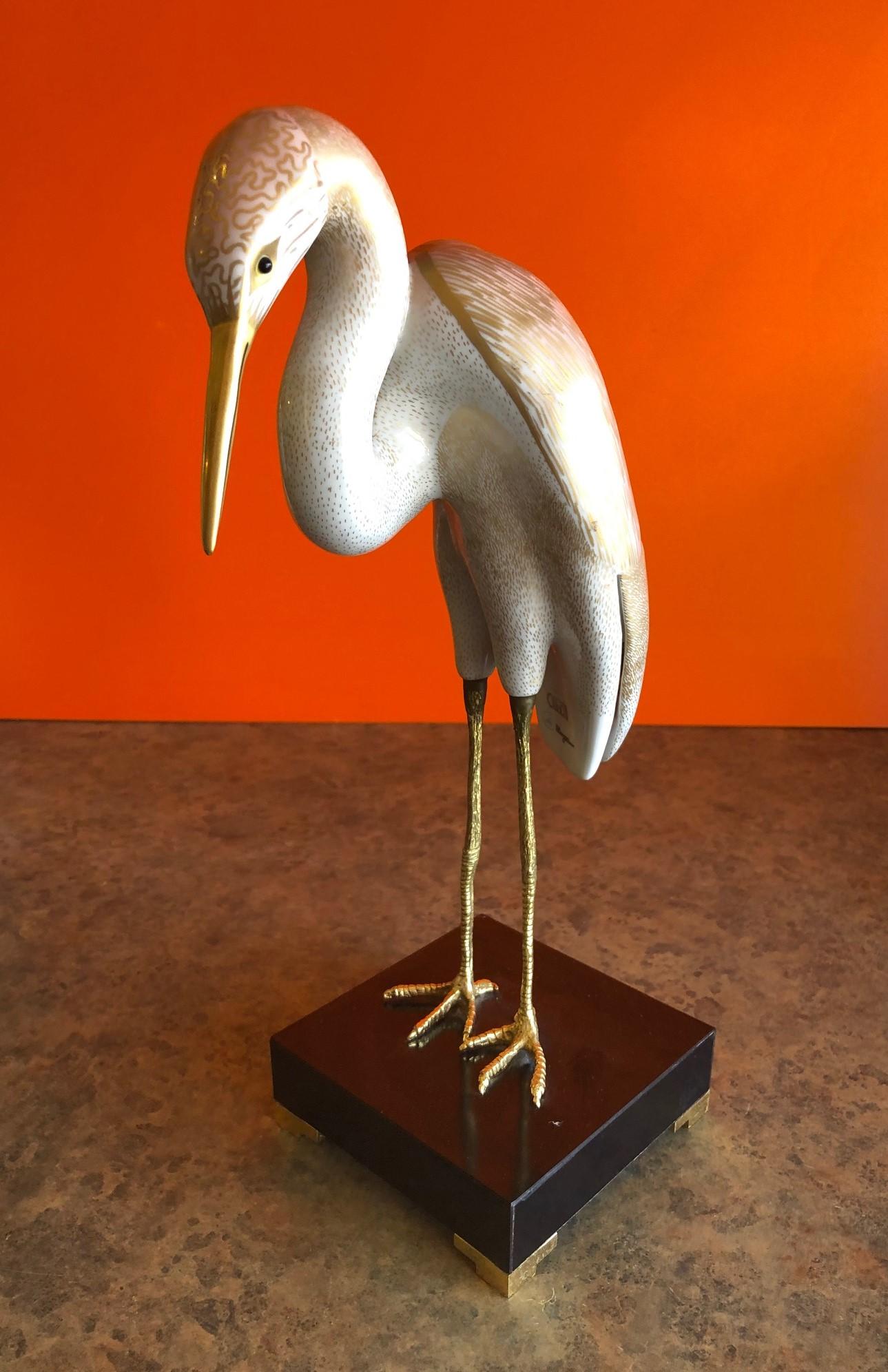 Exceptionnelle sculpture de cigogne stylisée en porcelaine peinte à la main:: conçue par Giulia Mangani pour Oggetti:: vers les années 1980. La pièce est multicolore avec un fond crème et une attention étonnante aux détails. Les pieds sont en bronze