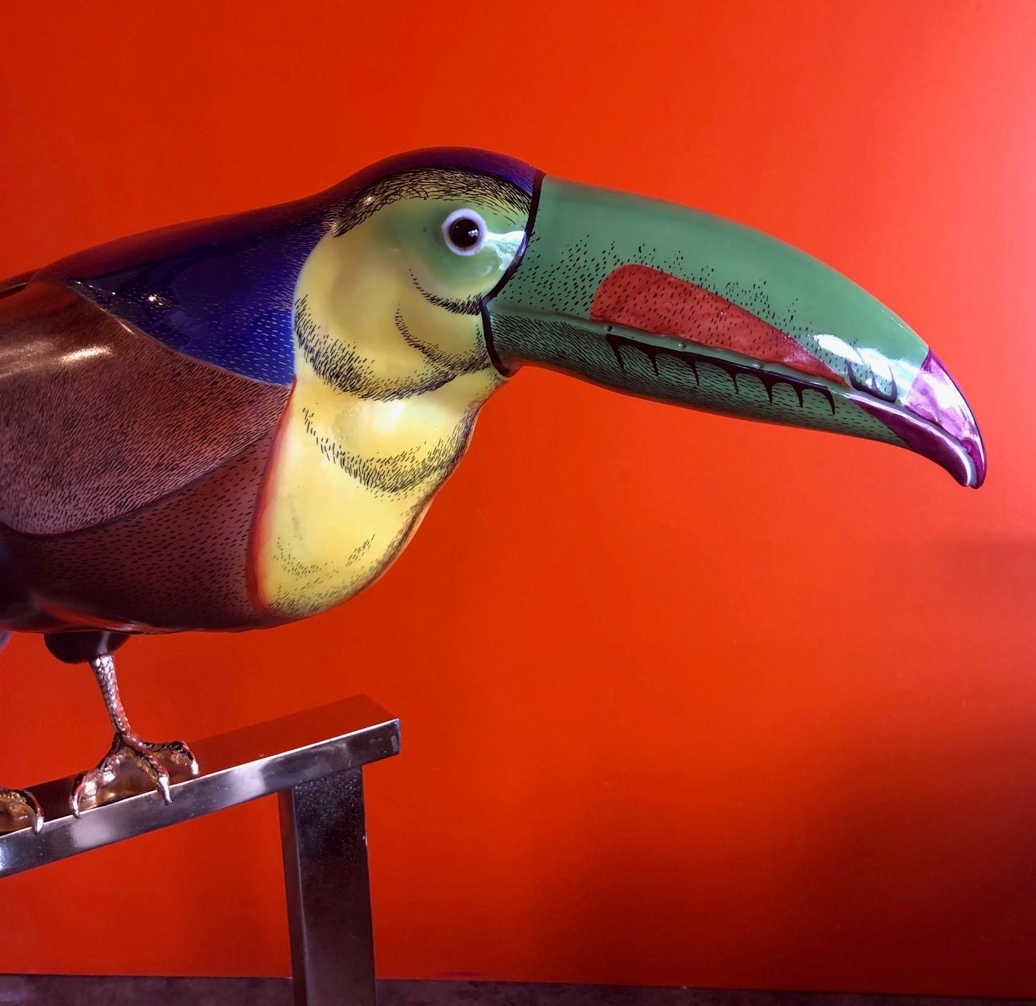 italien Sculpture de toucan stylisé peinte à la main de Giulia Mangani pour Oggetti en vente