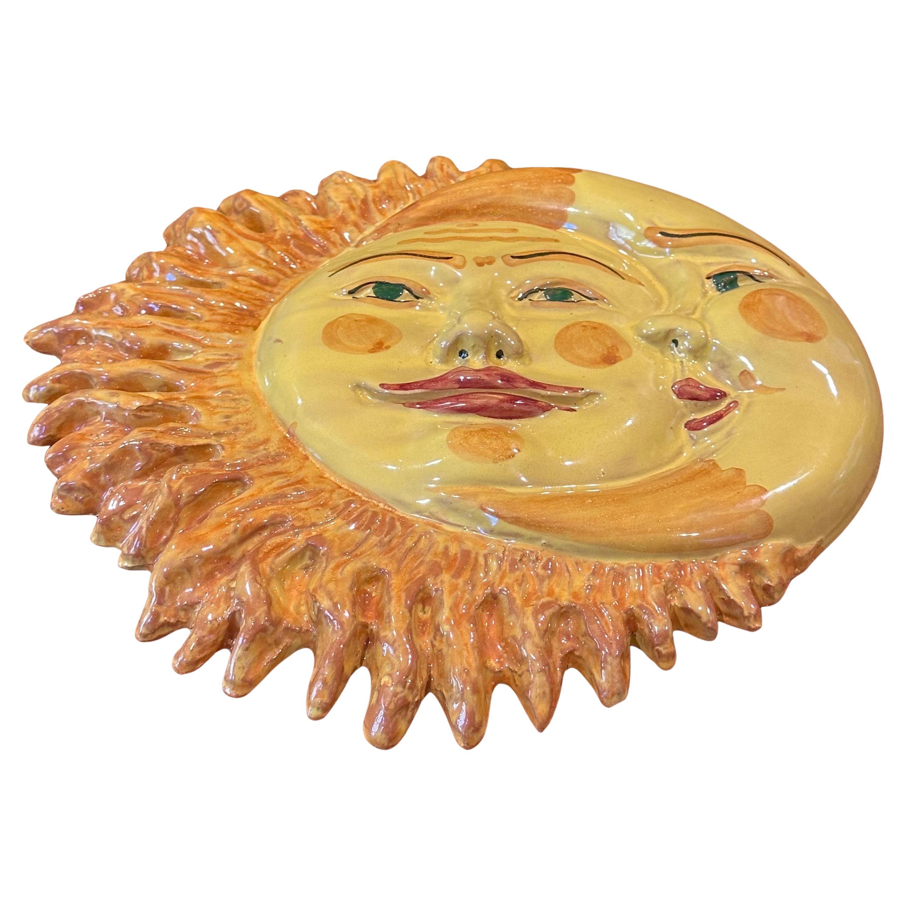 Escultura / colgante de pared de un sol y una luna muy bien pintados a mano, hacia la década de 1990. La pieza mide 11