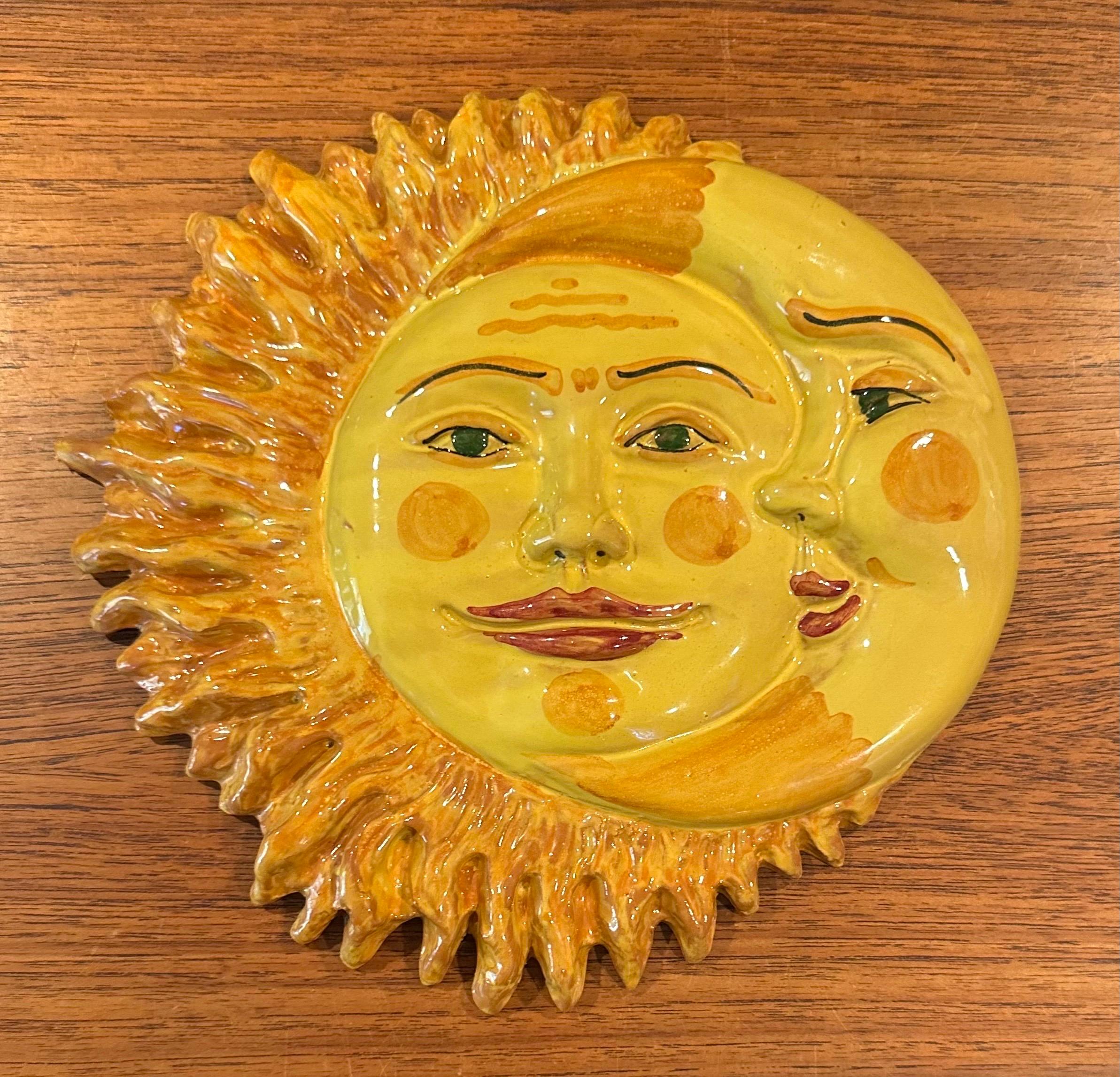 Escultura / Colgante de pared Sol y Luna pintados a mano Italiano en venta