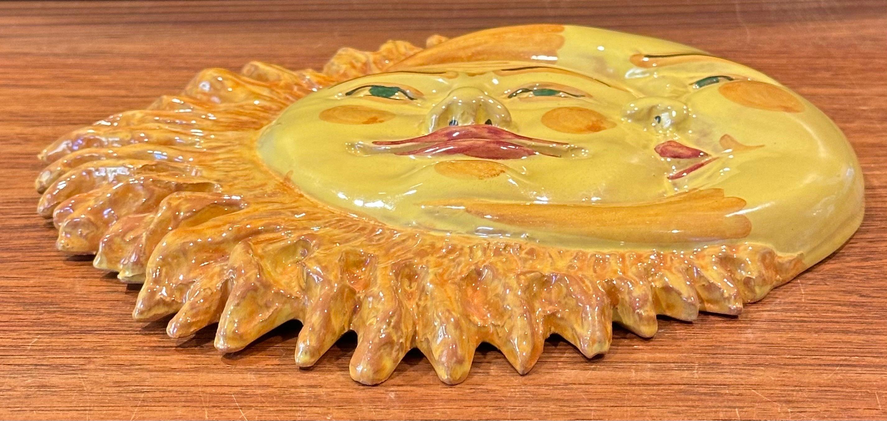 Escultura / Colgante de pared Sol y Luna pintados a mano siglo XX en venta