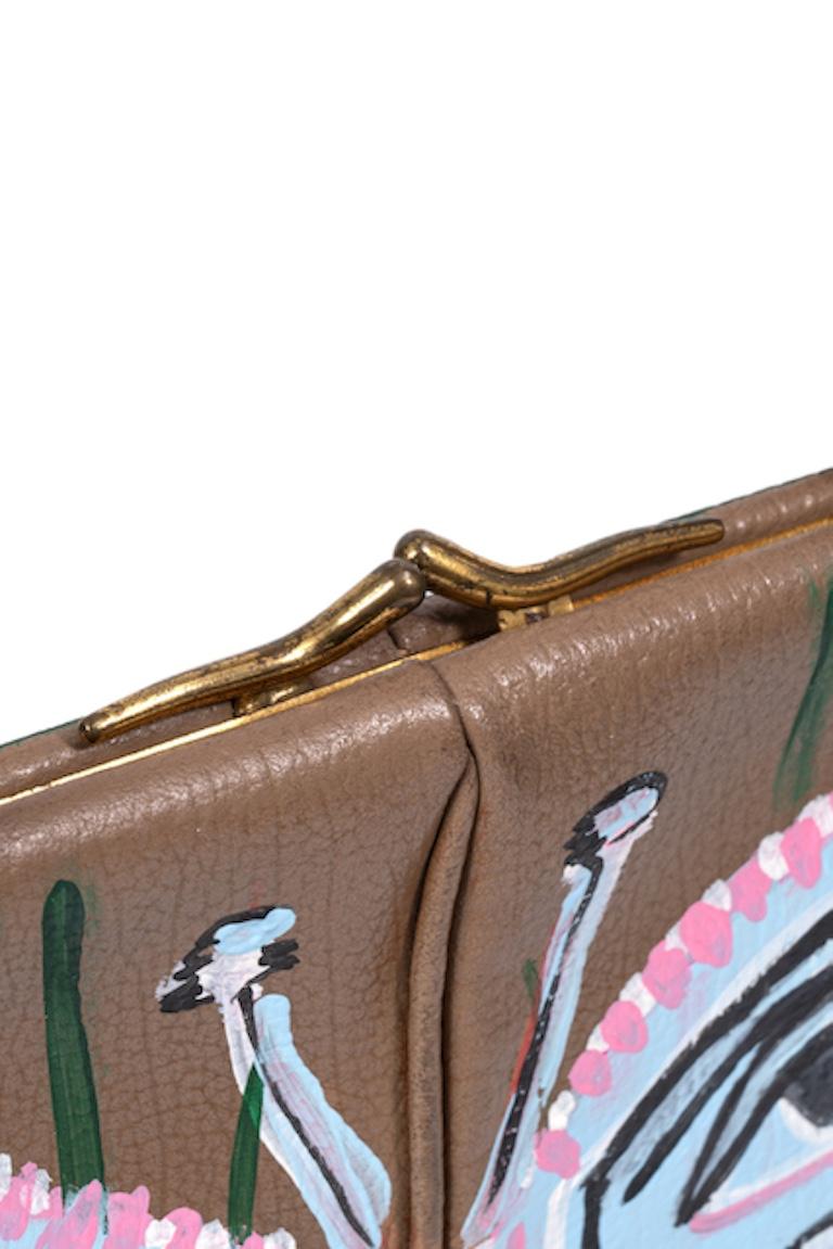 Bolso marrón de los años 60 reciclado por el artista 