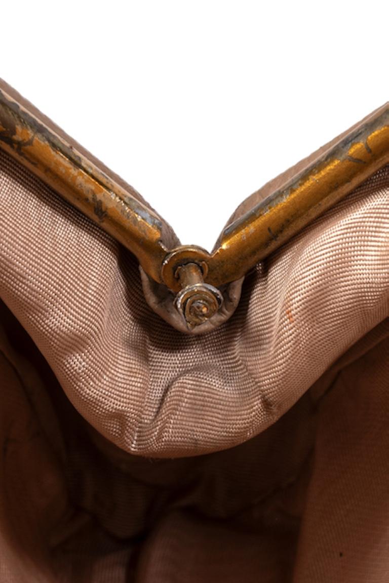 Bolso marrón de los años 60 reciclado por el artista 