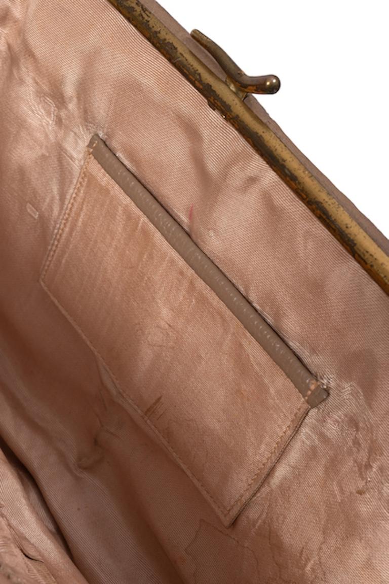 Bolso marrón de los años 60 reciclado por el artista 