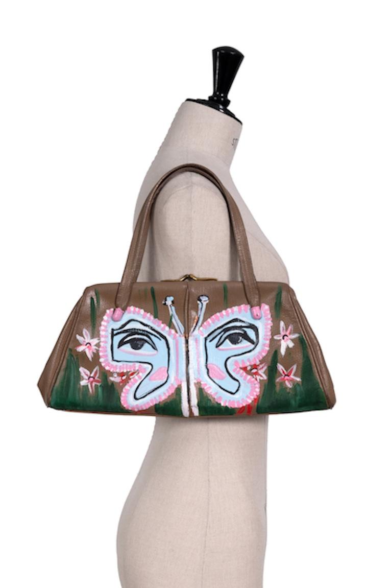 Bolso marrón de los años 60 reciclado por el artista 