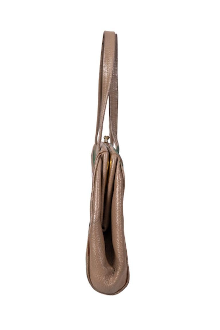 Bolso marrón de los años 60 reciclado por el artista 