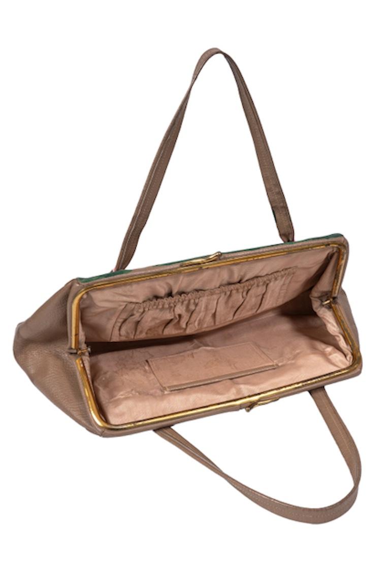 Bolso marrón de los años 60 reciclado por el artista 