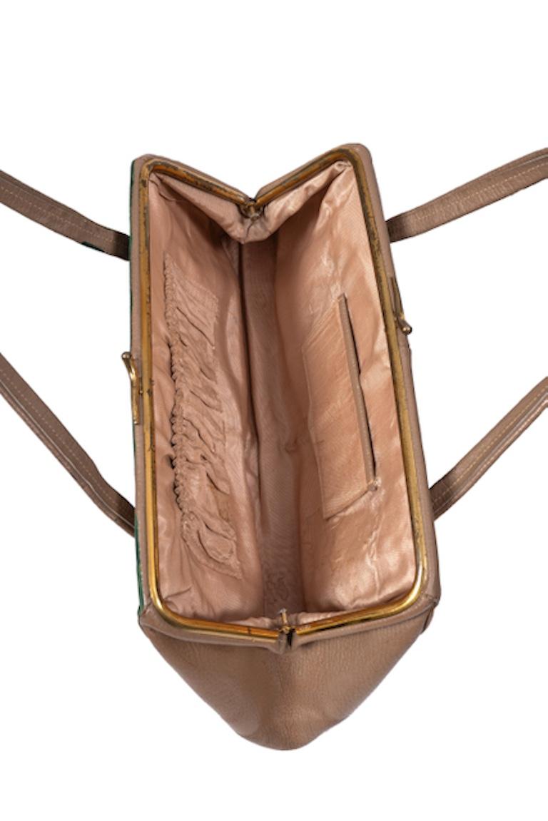 Bolso marrón de los años 60 reciclado por el artista 