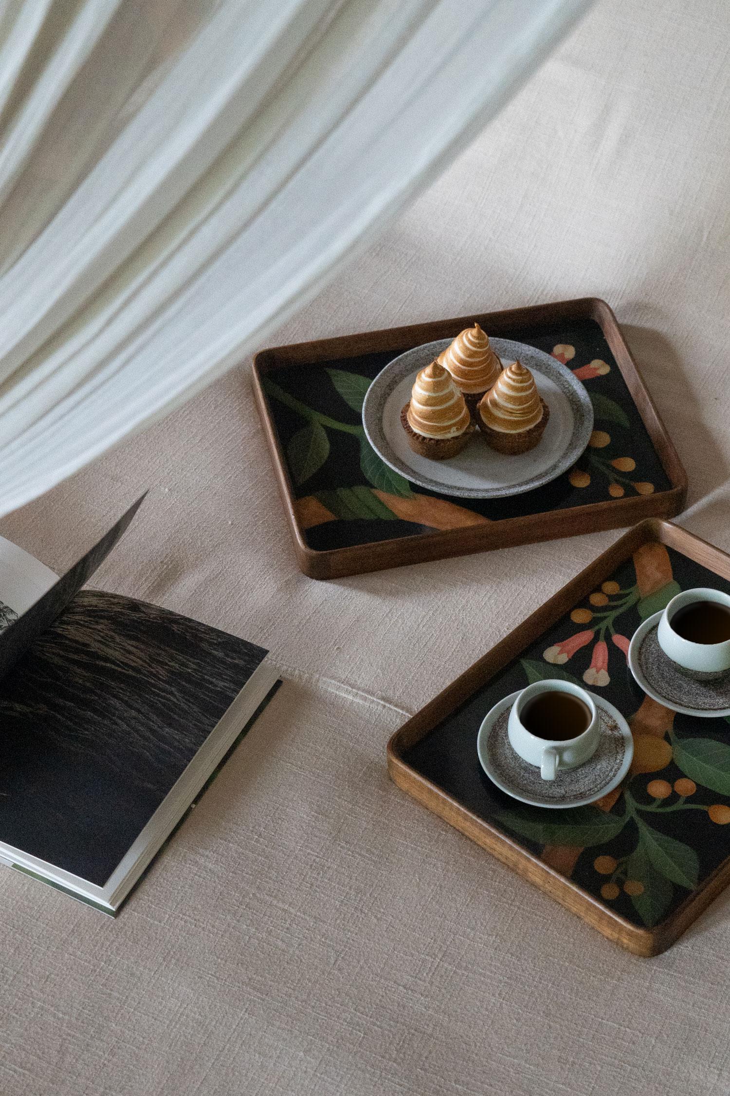 Table pliante en teck peinte à la main, plateaux gigognes, base avec pieds en faux bambou en vente 1