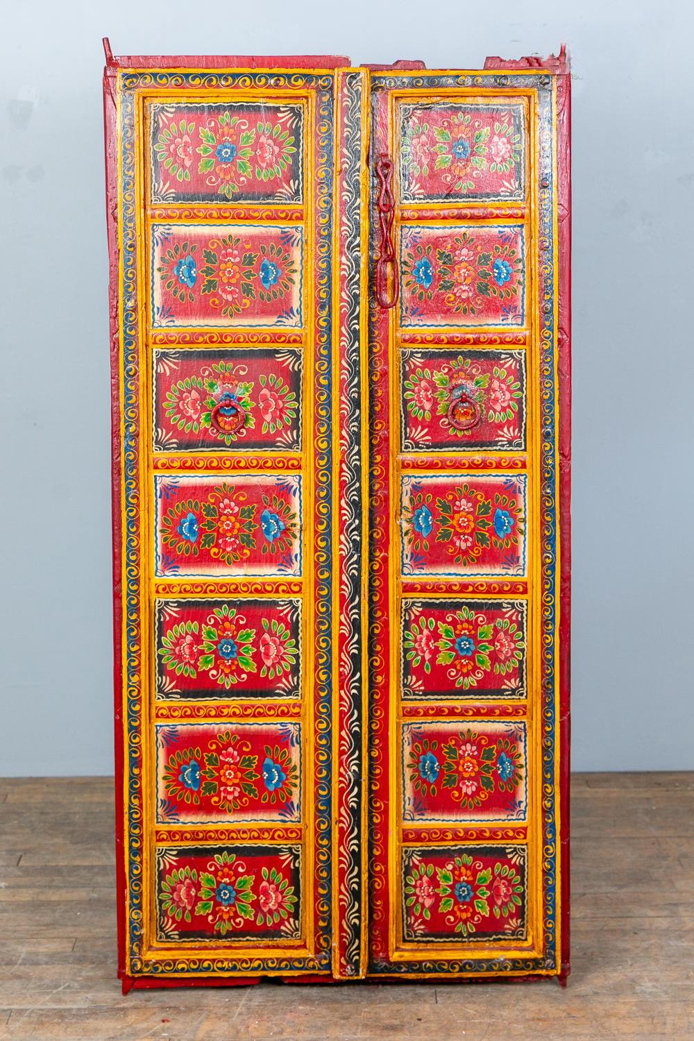 Questa splendida coppia di porte in teak indiano del XIX secolo è una vera e propria opera d'arte, che emana un fascino antico e artigianale. Realizzate a mano in legno massiccio di teak, le porte sono splendidamente decorate con intricati disegni