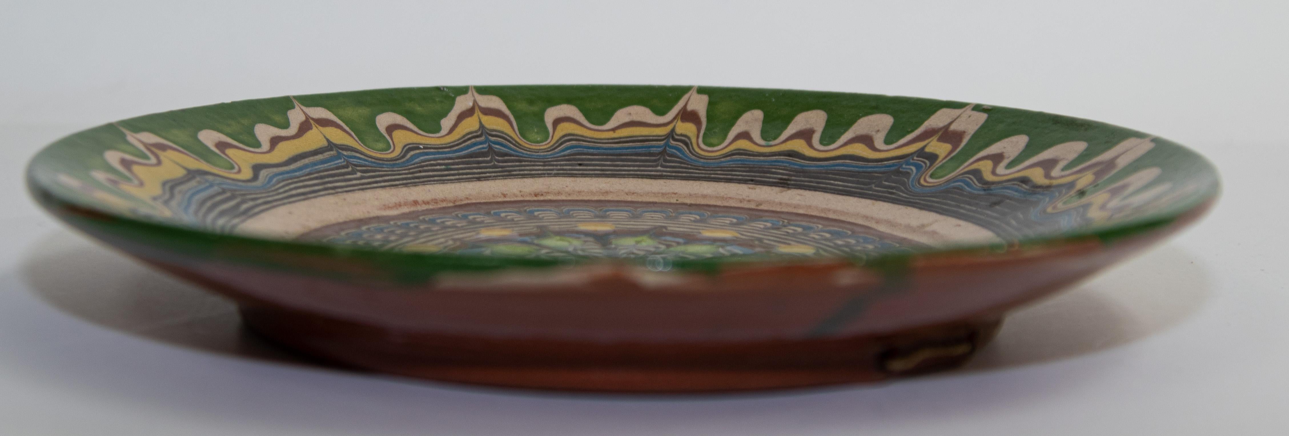 Assiette décorative en terre cuite peinte à la main, ancienne poterie danoise Bon état - En vente à North Hollywood, CA