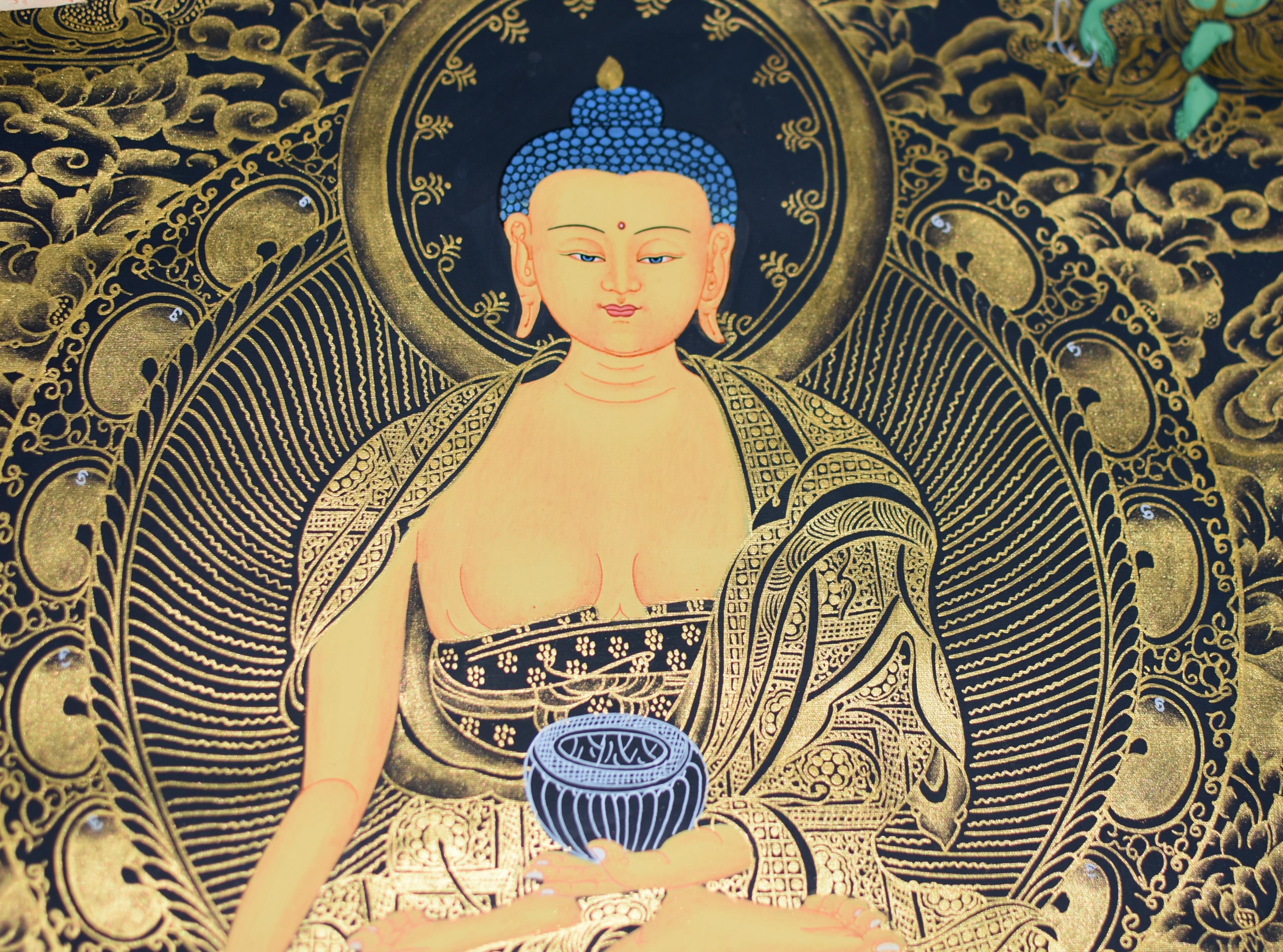 Ein exquisit handgemaltes tibetisches Thangka von einem unserer Meisterkünstler in Nepal, das Buddha Shakyamuni darstellt. Auf einem Lotusthron über den Wellen des Ozeans und einer mit Blumen und Schätzen überquellenden Altarschale blickt Buddha mit
