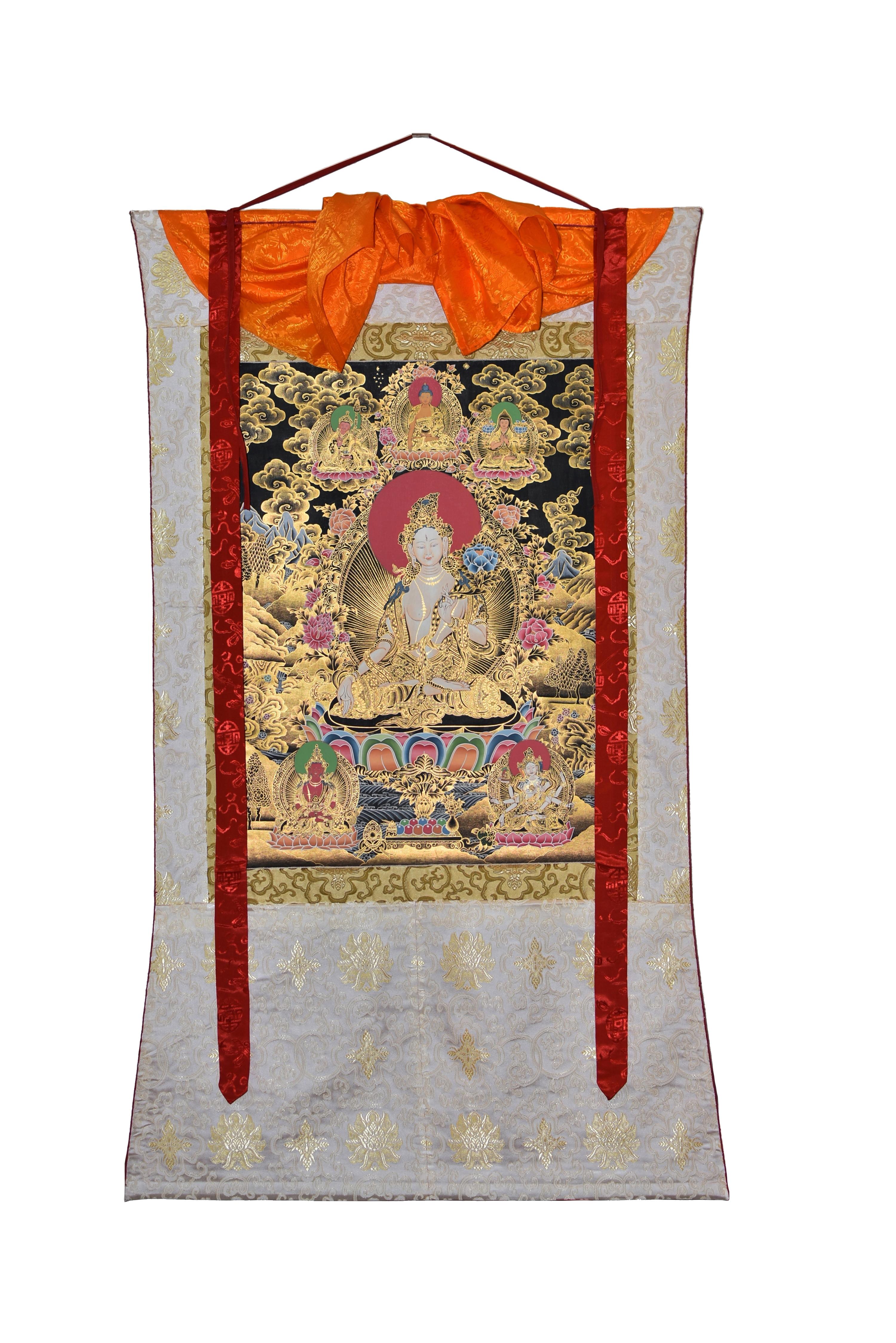 Ein exquisit handbemaltes tibetisches Thangka von einem unserer Meisterkünstler in Nepal, das die majestätische Weiße Tara darstellt. In Dhyana Asana auf einem Lotusthron sitzend, wird ihre ätherische Präsenz durch ihre heitere Miene und ihr