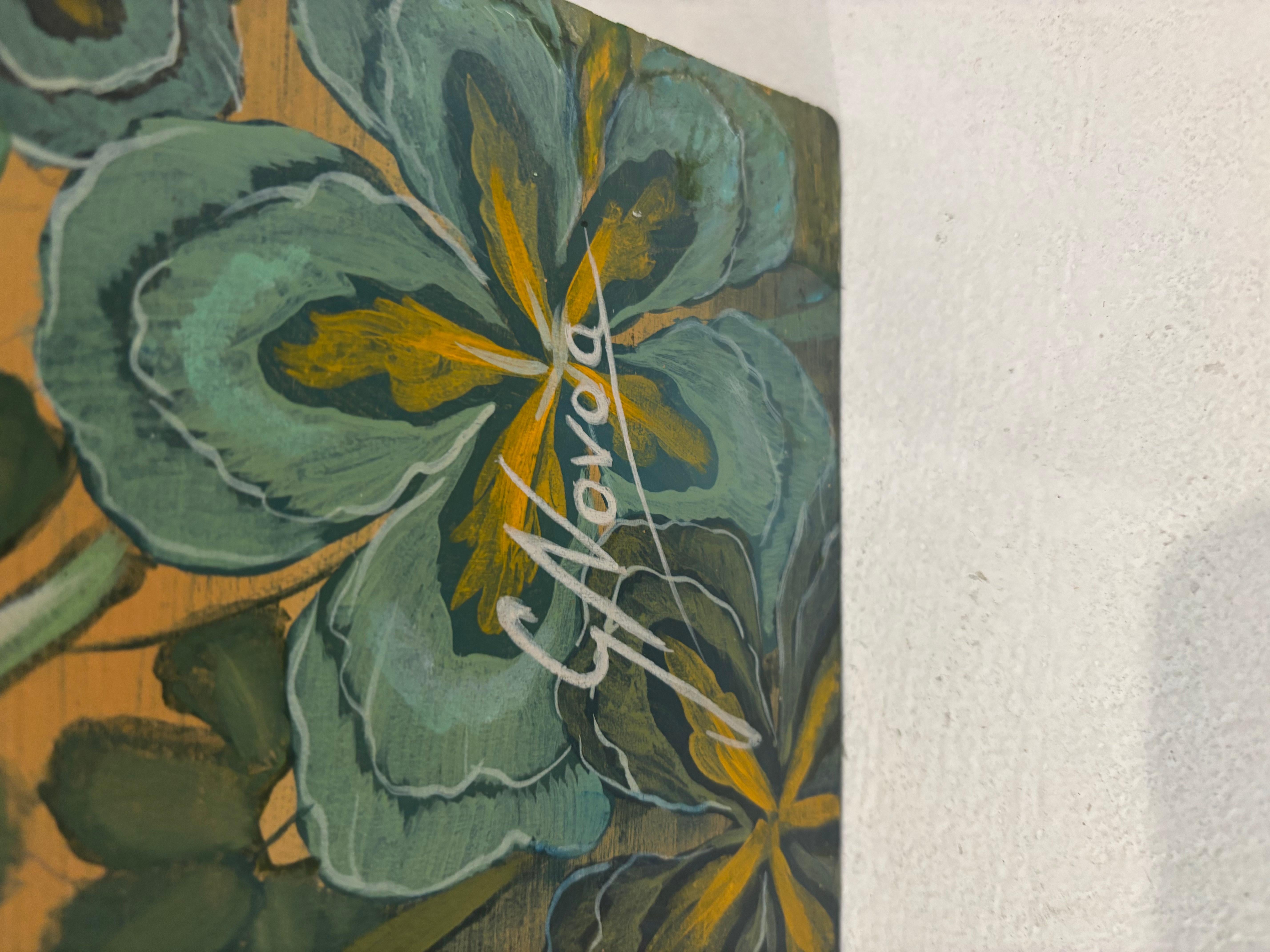 Cet exceptionnel paravent à trois panneaux de l'artiste Gustavo Novoa est une rare œuvre peinte à la main qui illustre son interprétation fantaisiste du style Chinoiserie. Signé par l'artiste, le paravent date probablement des années 1980 et a été